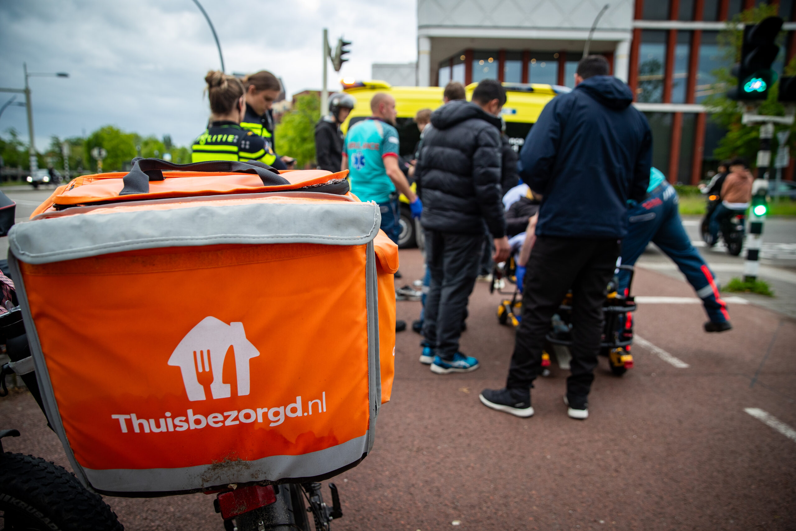 Maaltijdbezorger op fatbike gewond bij botsing met scooter