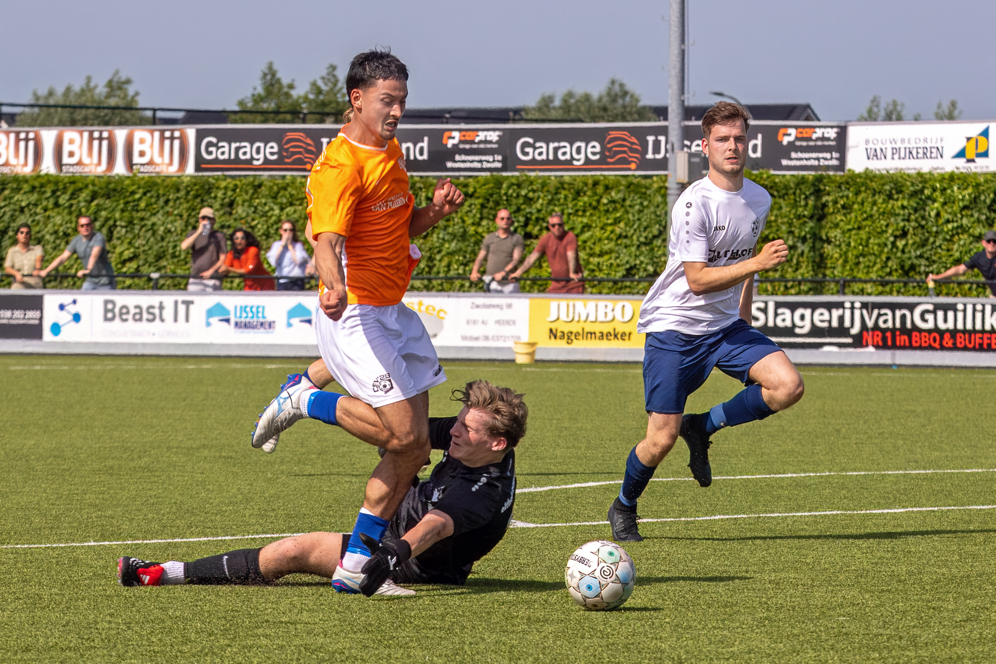 CSV ’28 houdt zicht op promotie na doelpuntenfestijn tegen Hellendoorn