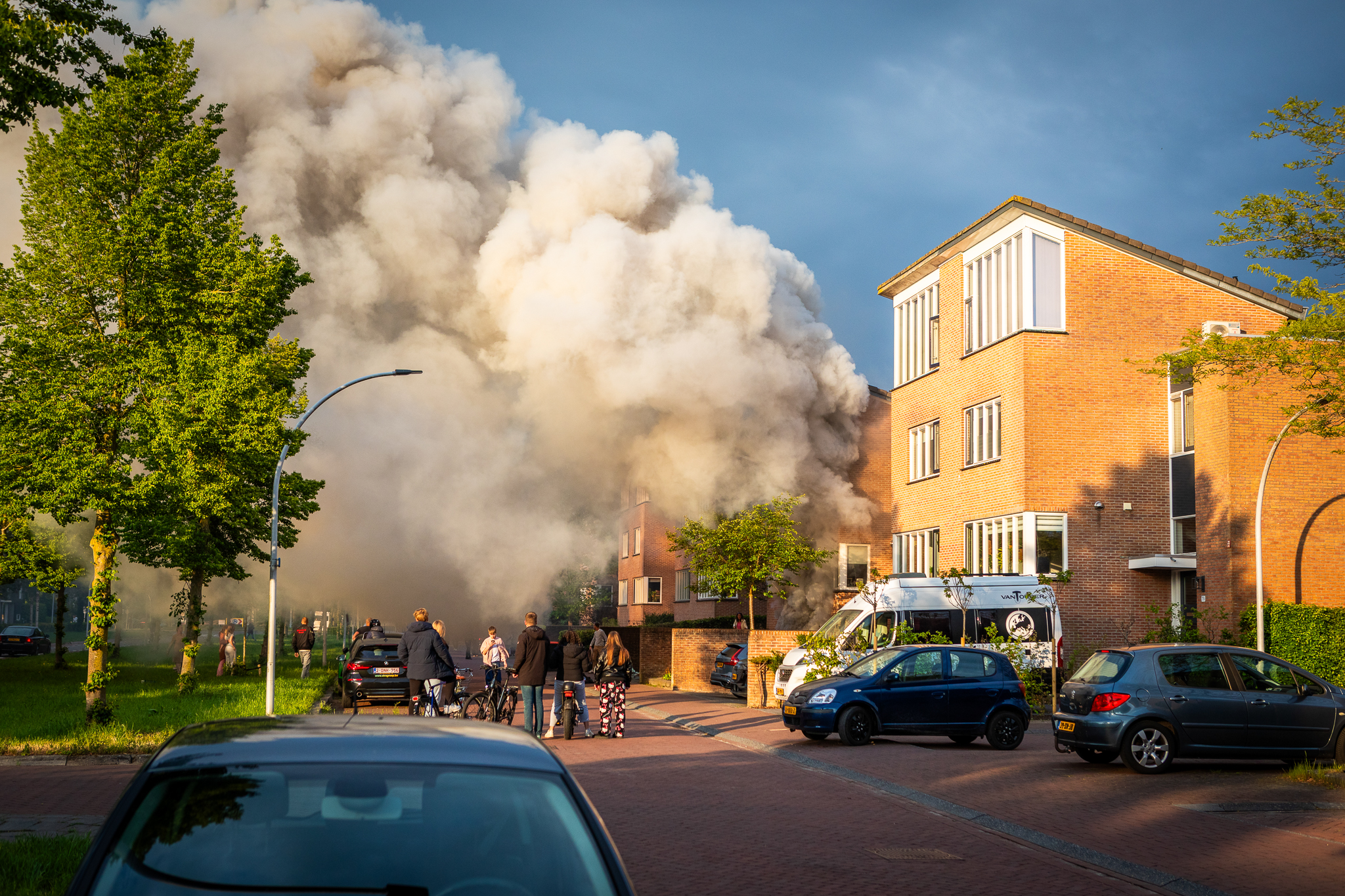 ‘Lelijke eend’ brandt uit in garage onder woning, dikke rookwolken boven Stadshagen