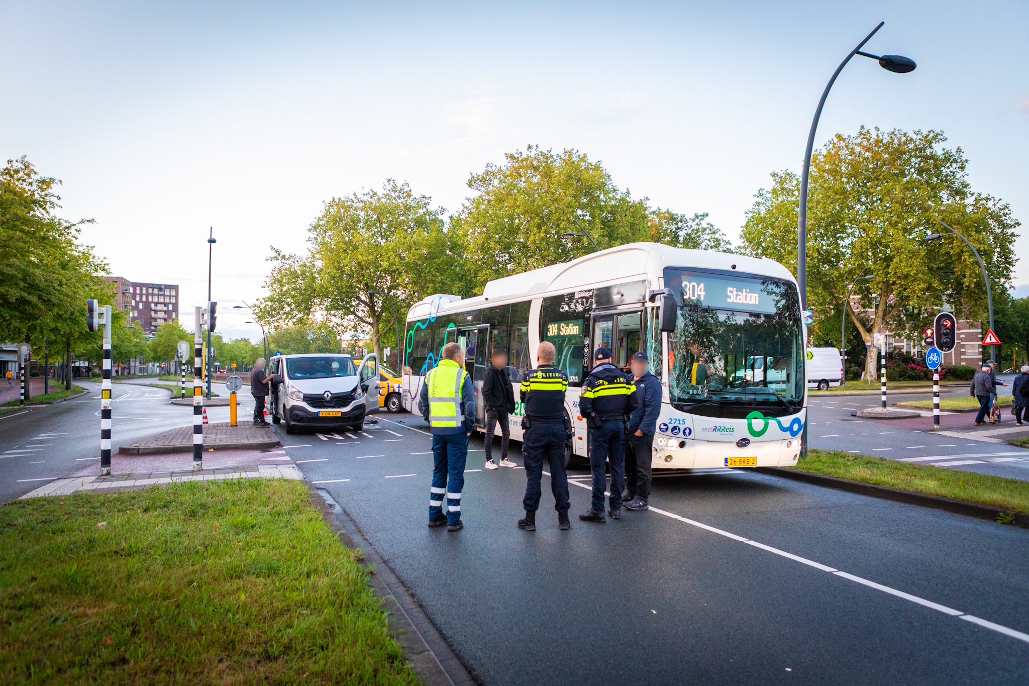 Bestelbus botst tegen streekbus op Harm Smeengekade
