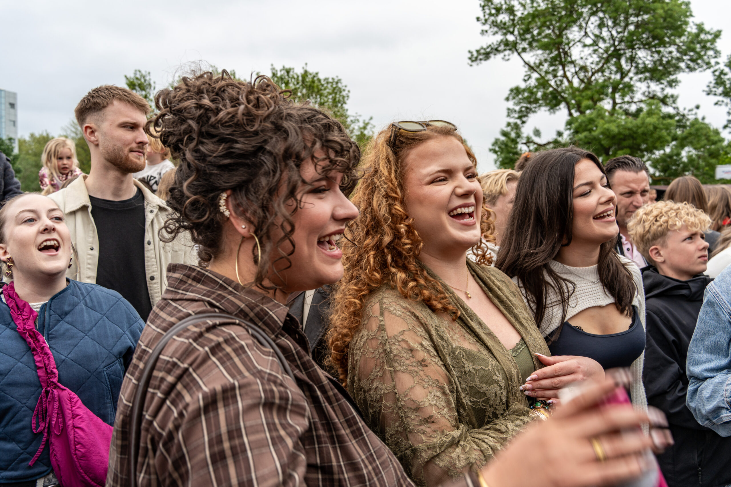Drukte in Park de Wezenlanden tijdens Bevrijdingsfestival Overijssel