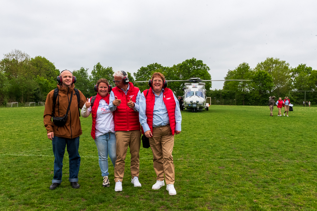 Jostiband met helikopter aangekomen in Zwolle voor Bevrijdingsfestival