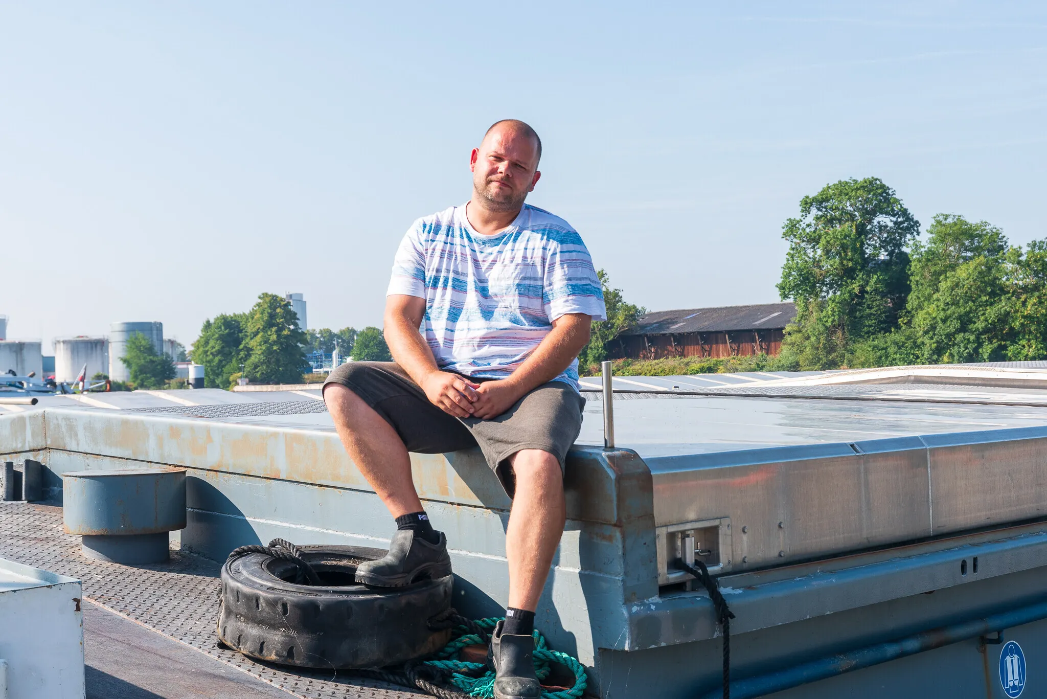 Eerste binnenvaartschepen maken ruimte voor asielboot: “Het lijkt wel een concentratiekamp hier”