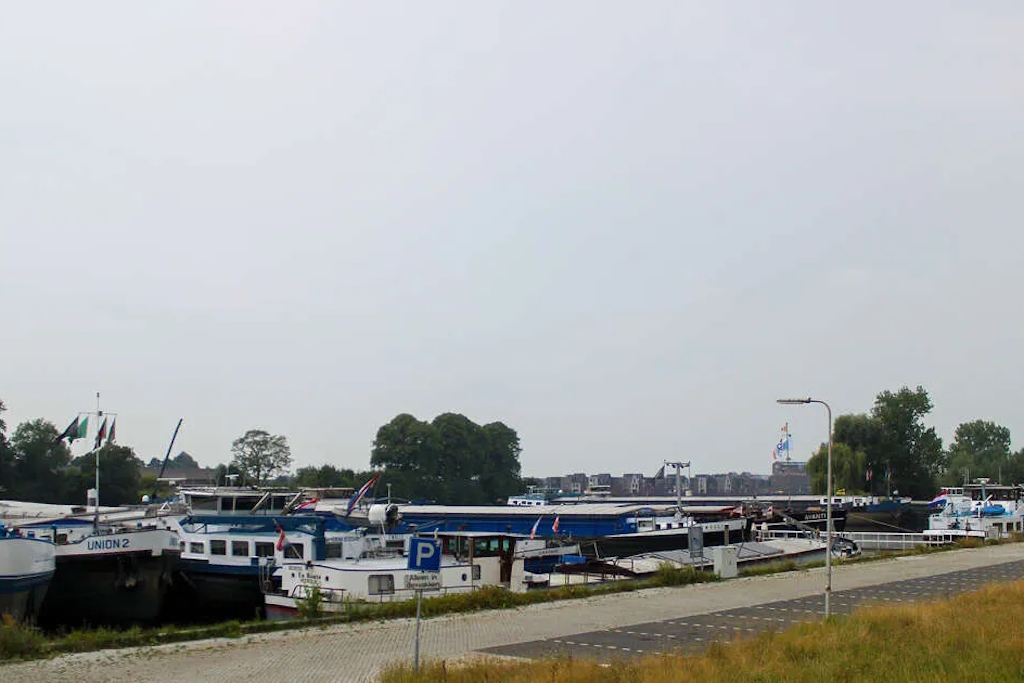 Zwolle biedt tijdelijke noodopvang voor vluchtelingen op schip in Prinses Margriethaven