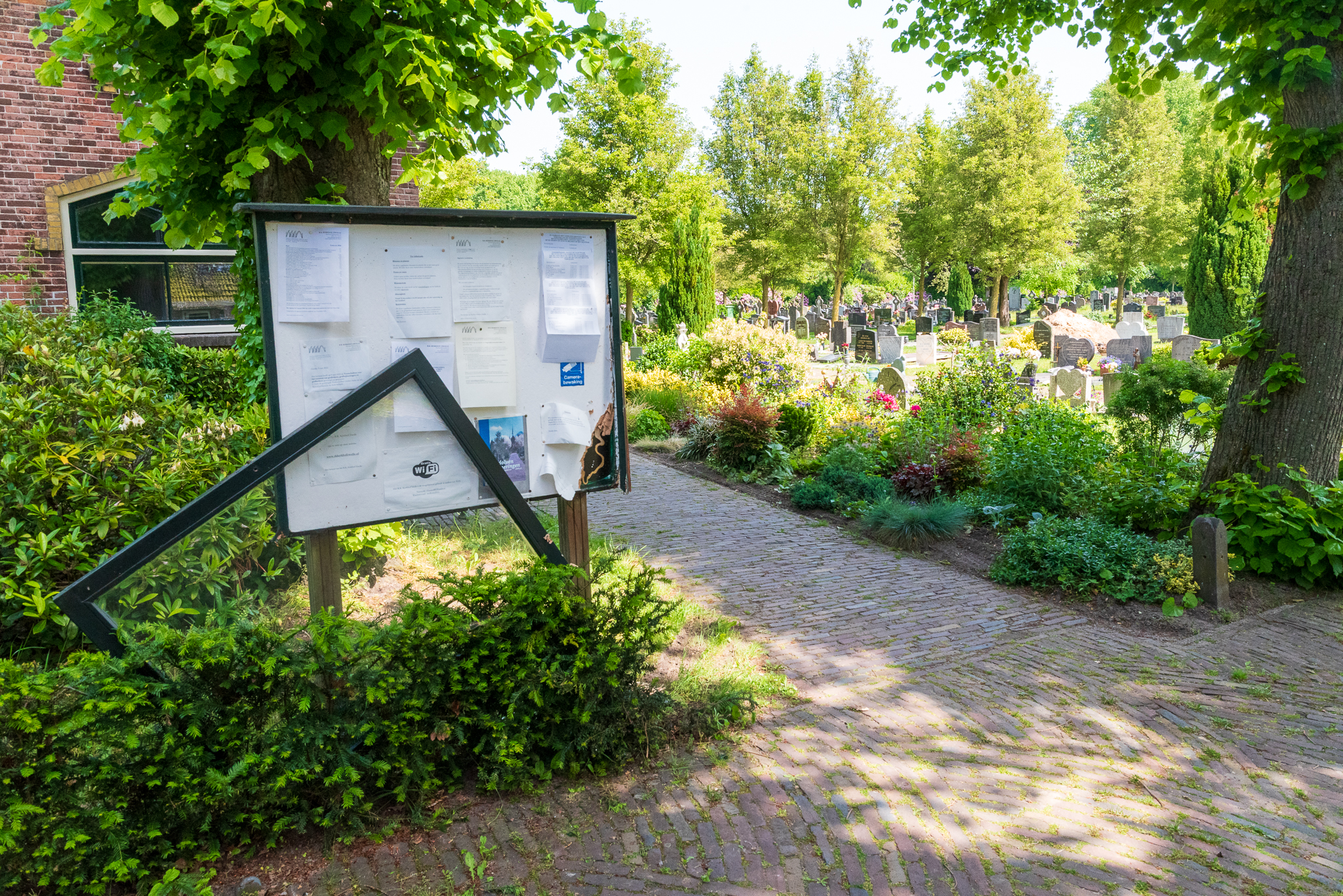 Zwollenaar (37) verhoord na vernieling van graven op RK-begraafplaats