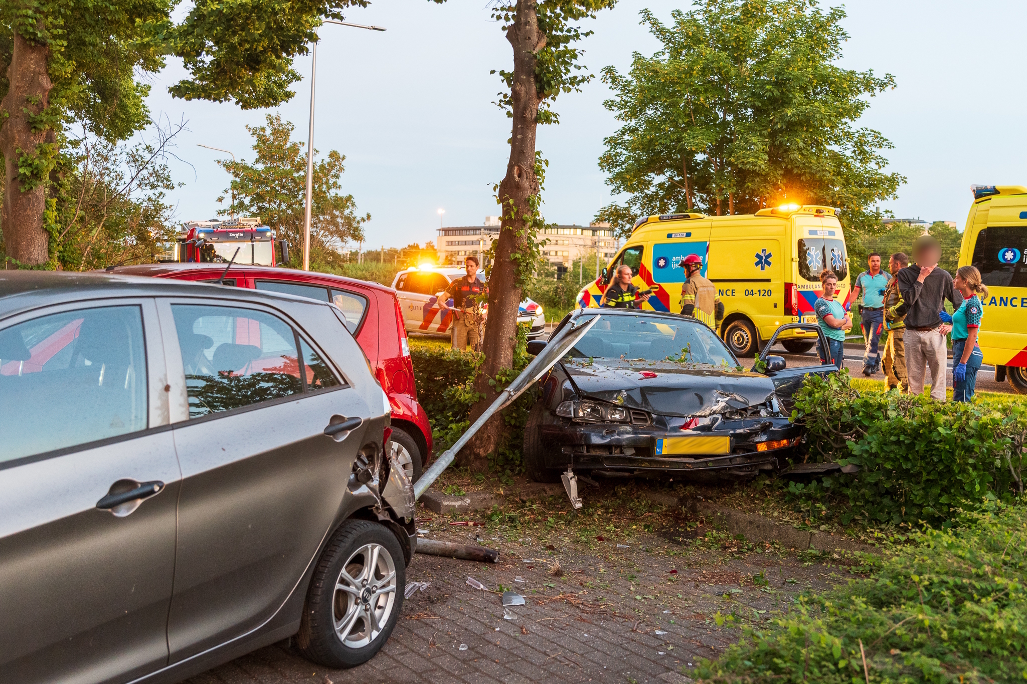 Automobilist ramt borden, heg en geparkeerde auto’s op Deventerstraatweg