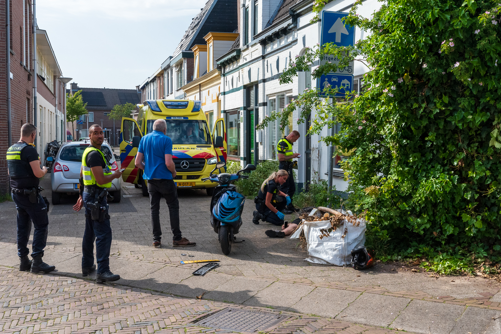 Scooterrijder naar ziekenhuis na botsing met auto in Assendorp