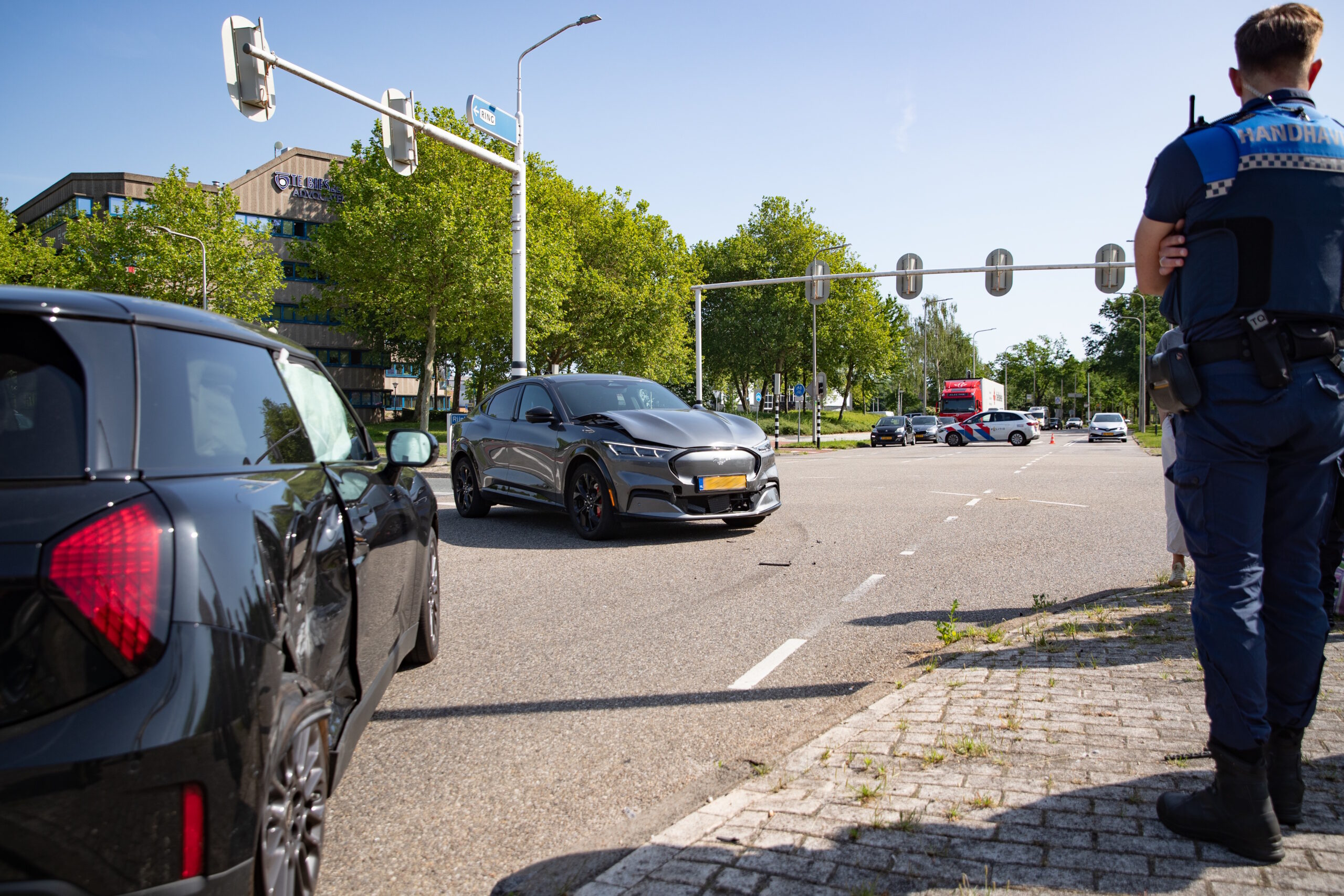Twee elektrische auto’s botsen op kruising Zwartewaterallee