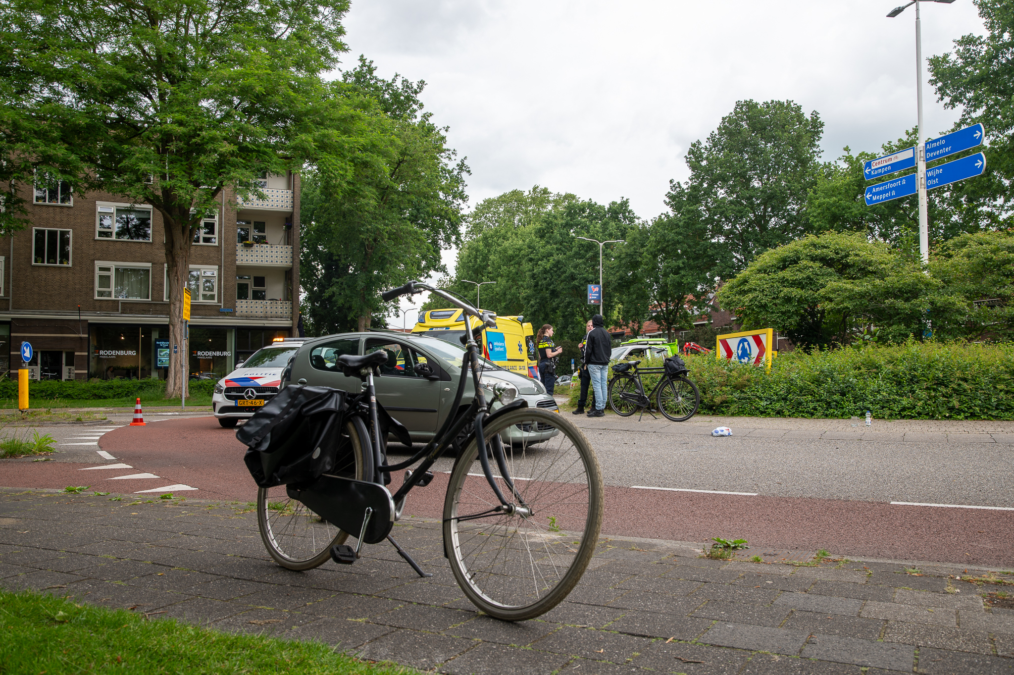 Fietsster gewond bij aanrijding op rotonde Wipstrikkerallee, automobilist mogelijk onder invloed