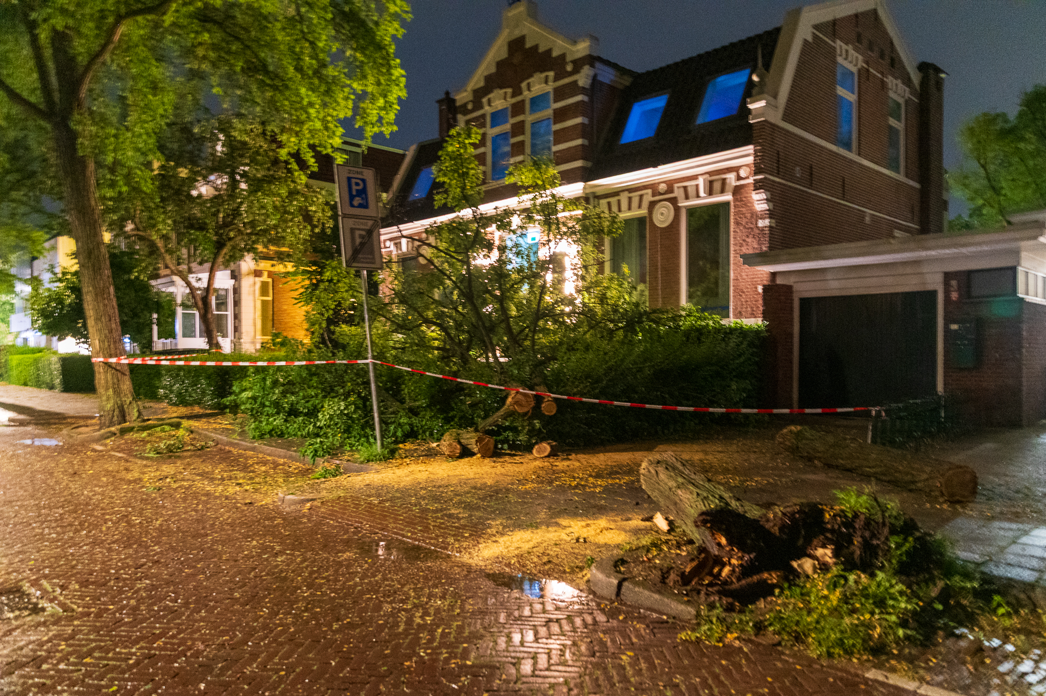Topdrukte voor brandweer door stormschade en wateroverlast in Zwolle