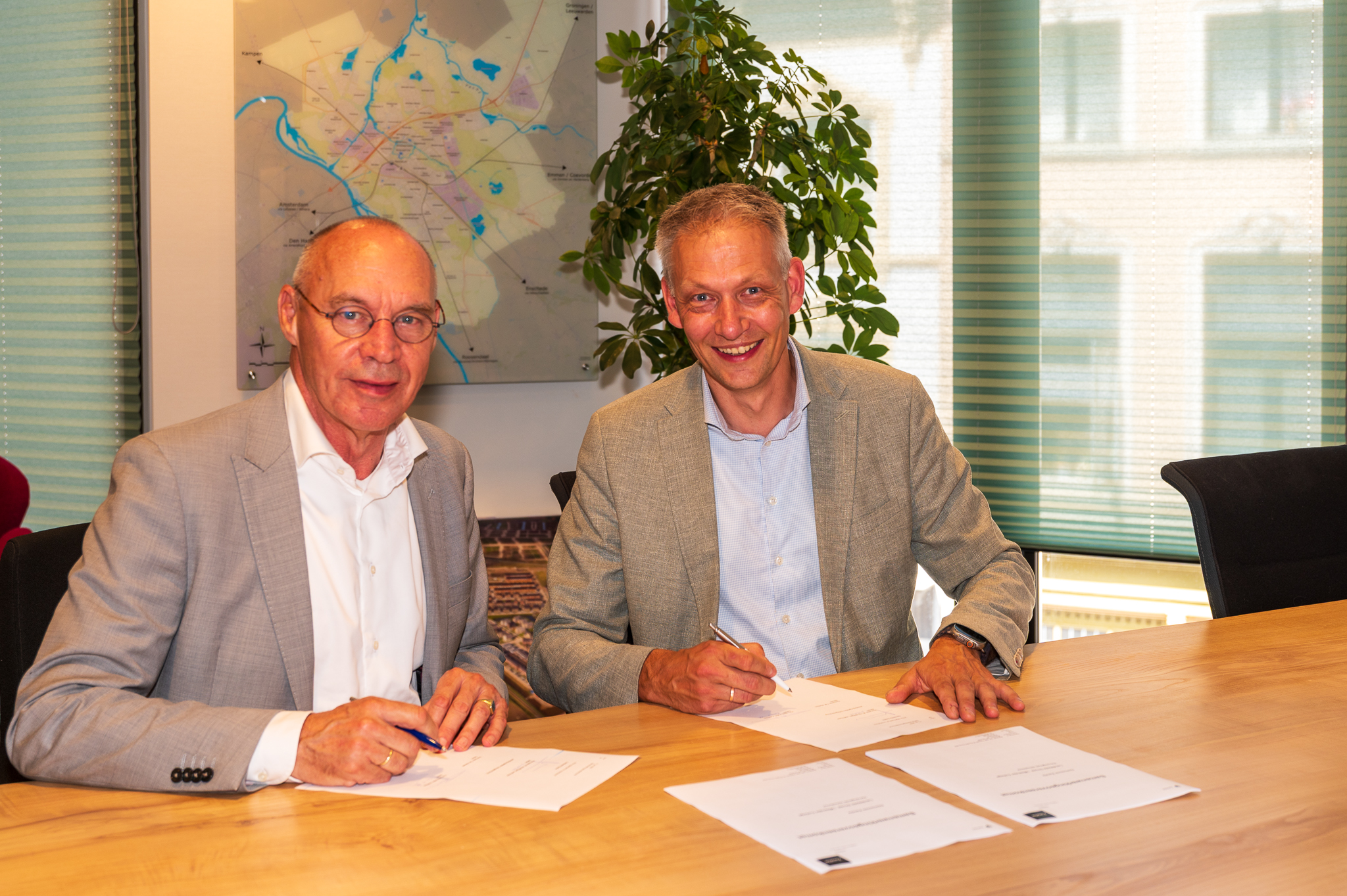 Tussen verhuisdozen zet Van Willigen laatste krabbel voor nieuwbouw Meander College