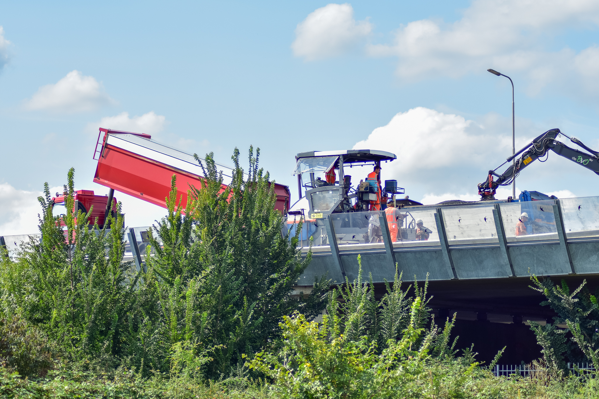 Asfalt laat los op provinciale weg bij De Lichtmis door hitte
