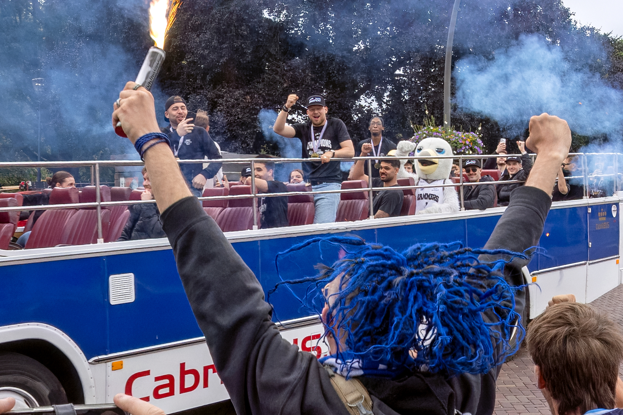 Cabriobus met Landstede Hammers onthaald voor huldiging in Zwolle