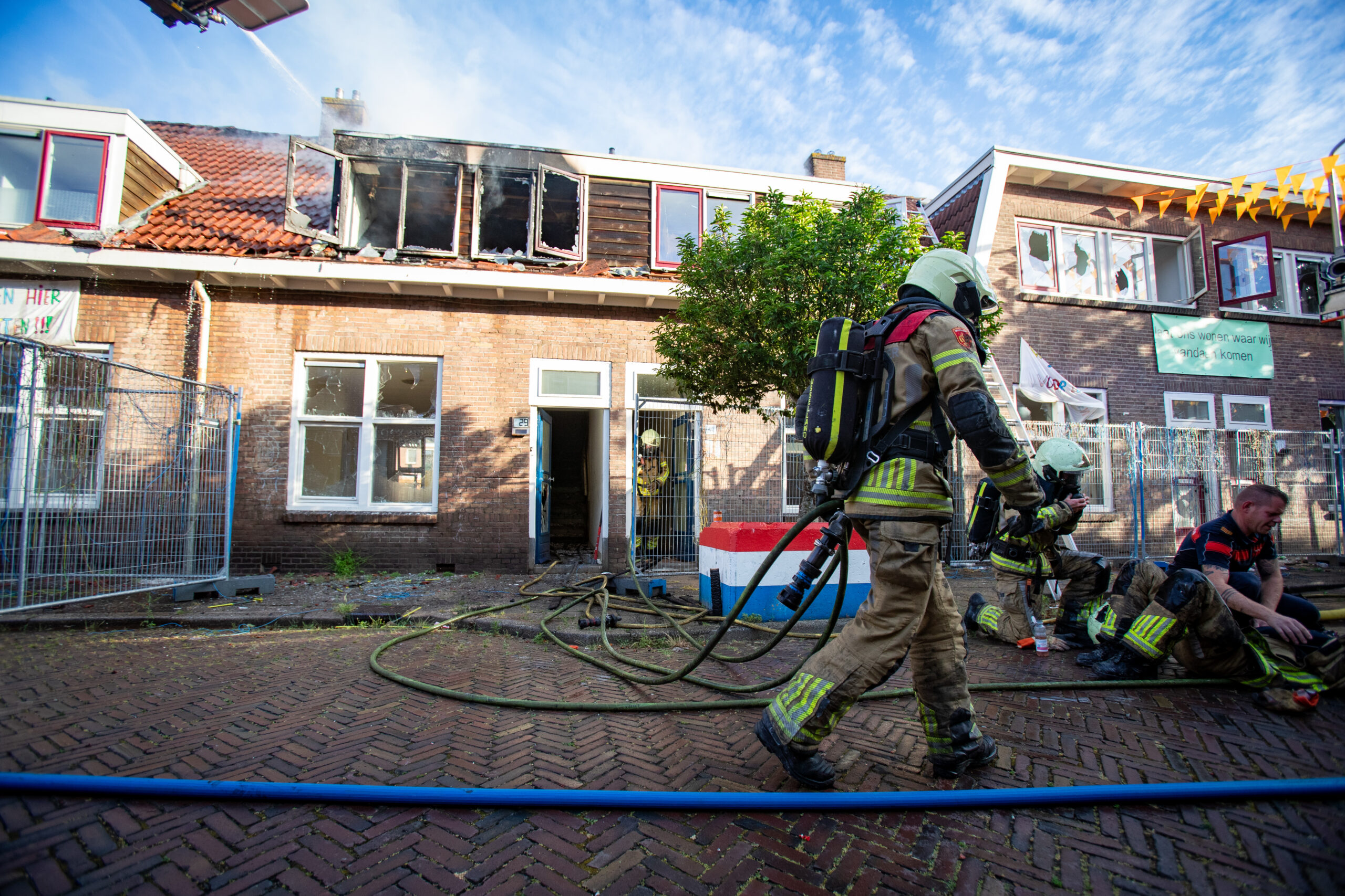 Knokpartij met politie bij grote brand in Javastraat
