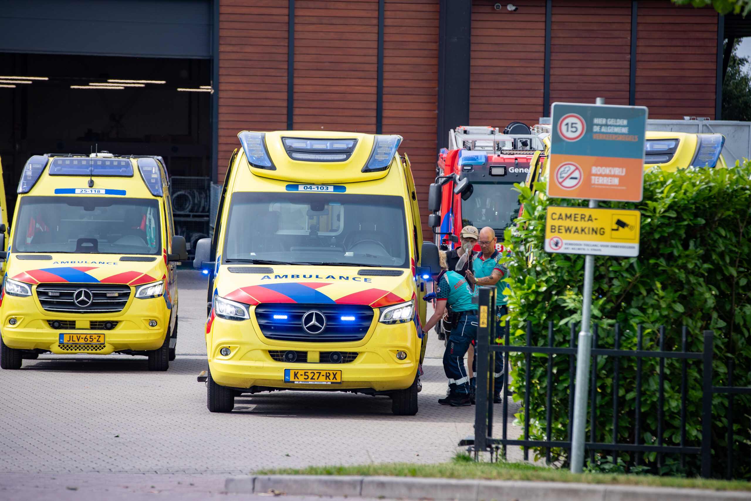Veertien mensen naar ziekenhuis na vrijkomen gevaarlijke stof bij bedrijf in Genemuiden