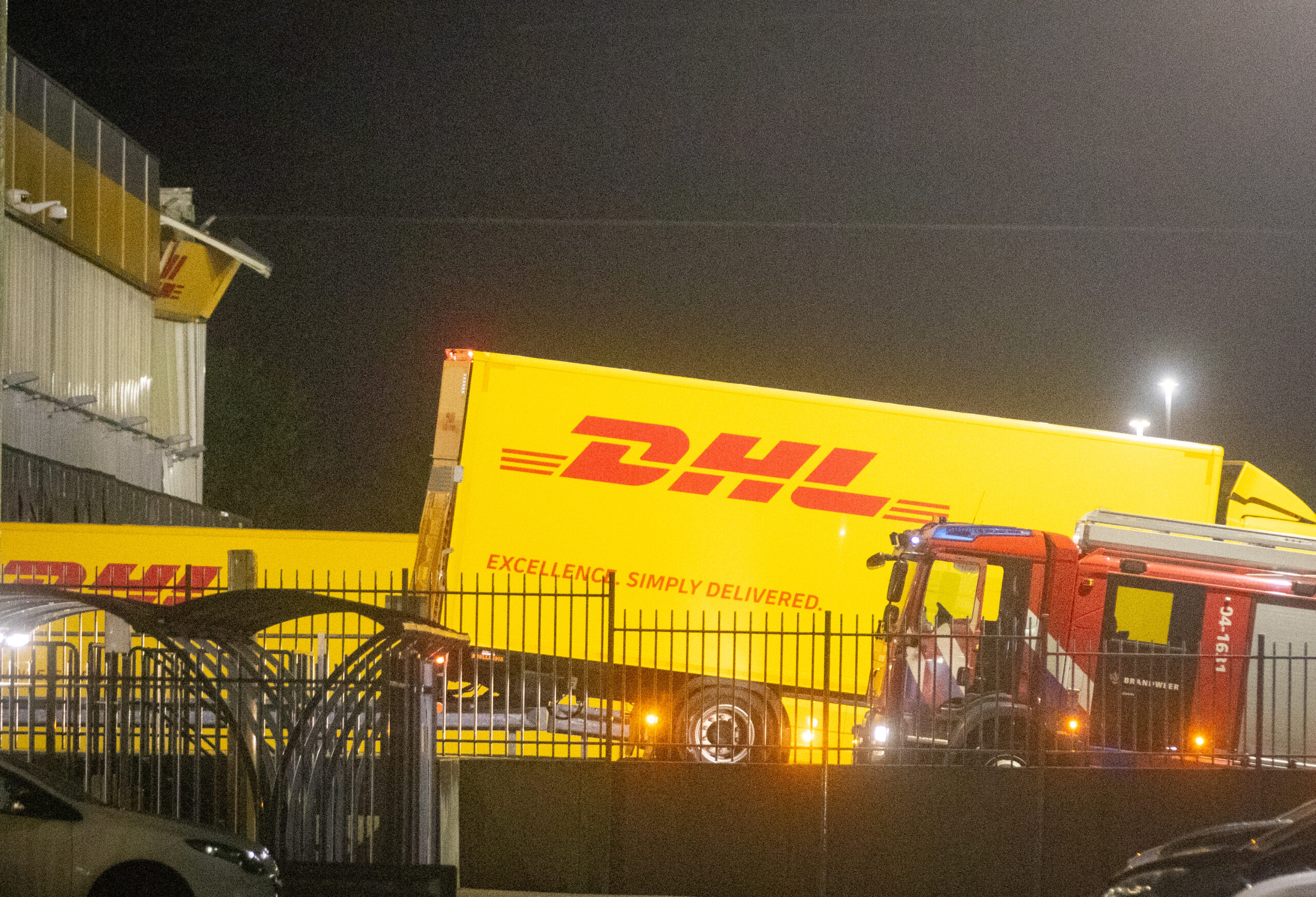Dak DHL-sorteercentrum bezwijkt tijdens zware buien boven Zwolle