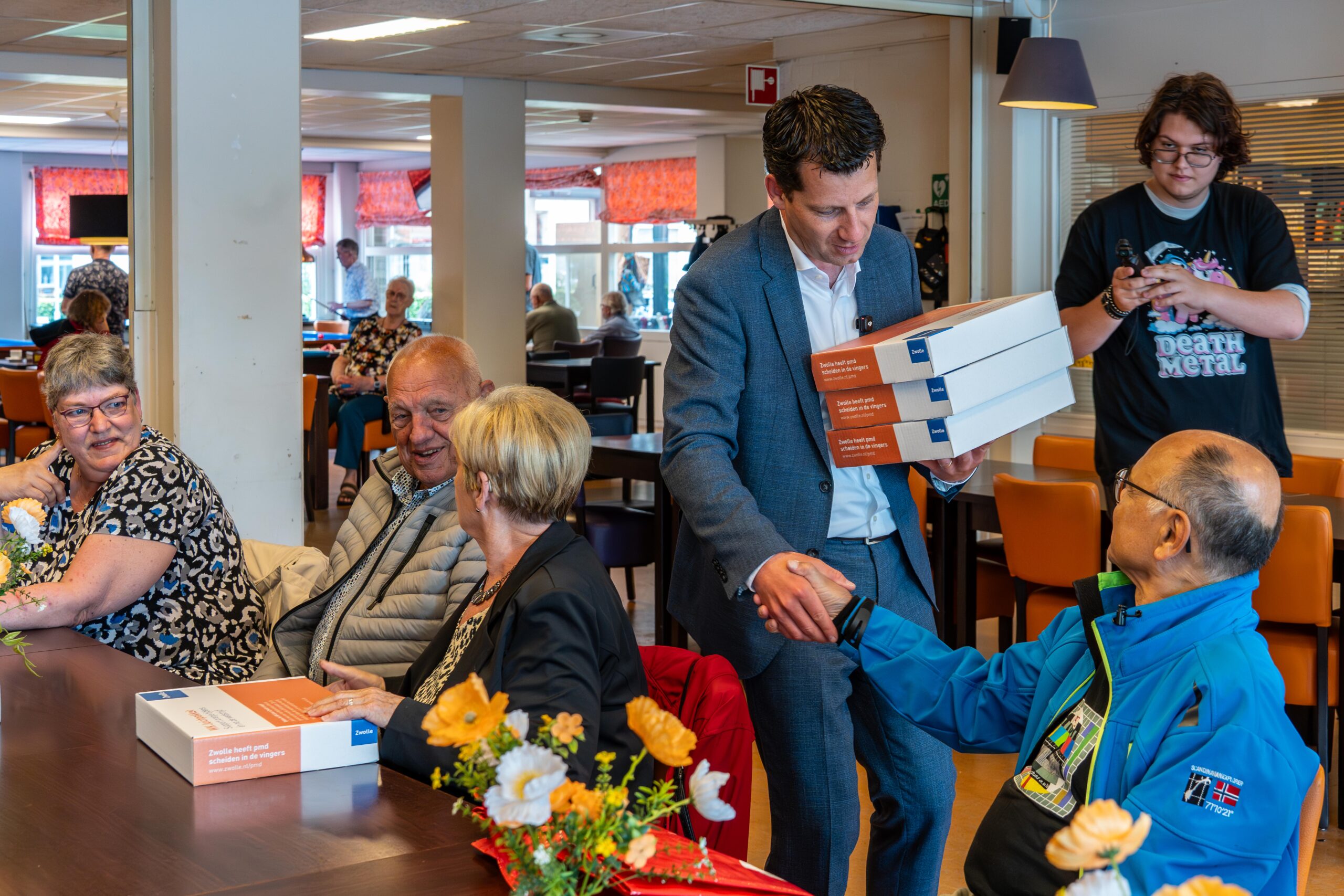 Ruim honderd WK-juichpakketten uitgedeeld in Zwolle-Zuid