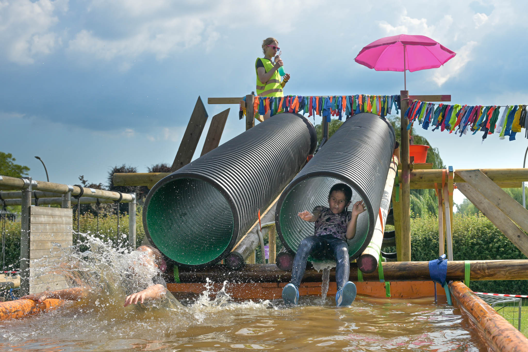 Water maakt tropische warmte draaglijk voor 1300 leerlingen bij Scholierenrun