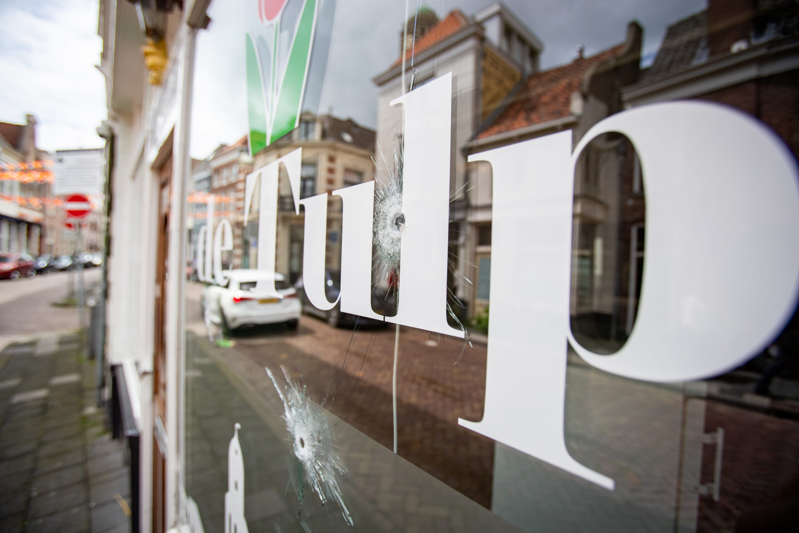 Vijf kogels door ruit van coffeeshop in Zwolle, die eerder ontsnapte aan semtex-aanslag