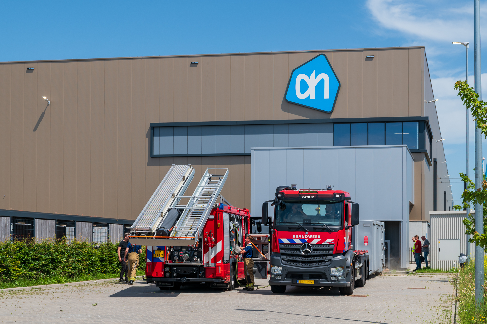 Brand in kartoncontainer tegen pand Albert Heijn op Hessenpoort