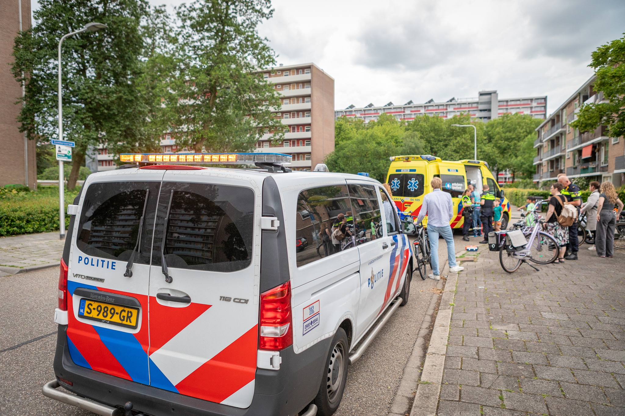 Scooterrijder gewond bij aanrijding met bezorgbus in Holtenbroek