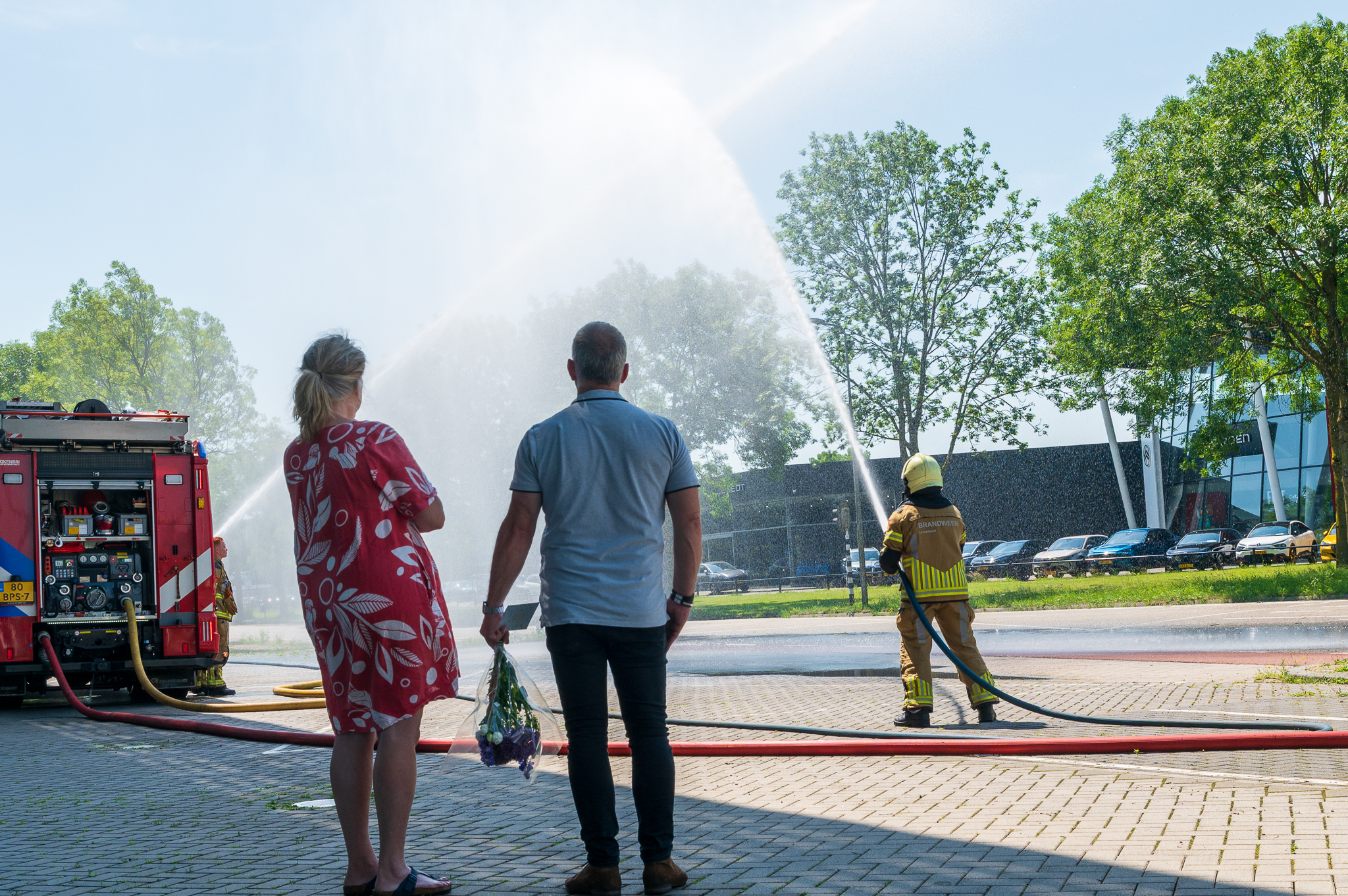 Brandweer Zwolle herdenkt omgekomen collega’s met waterboog bij kazerne