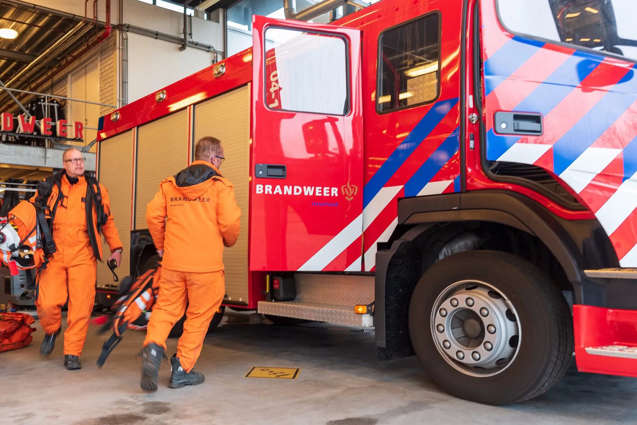 Reddingsteam brandweer Zwolle naar Amsterdam na explosie en brand onder flat