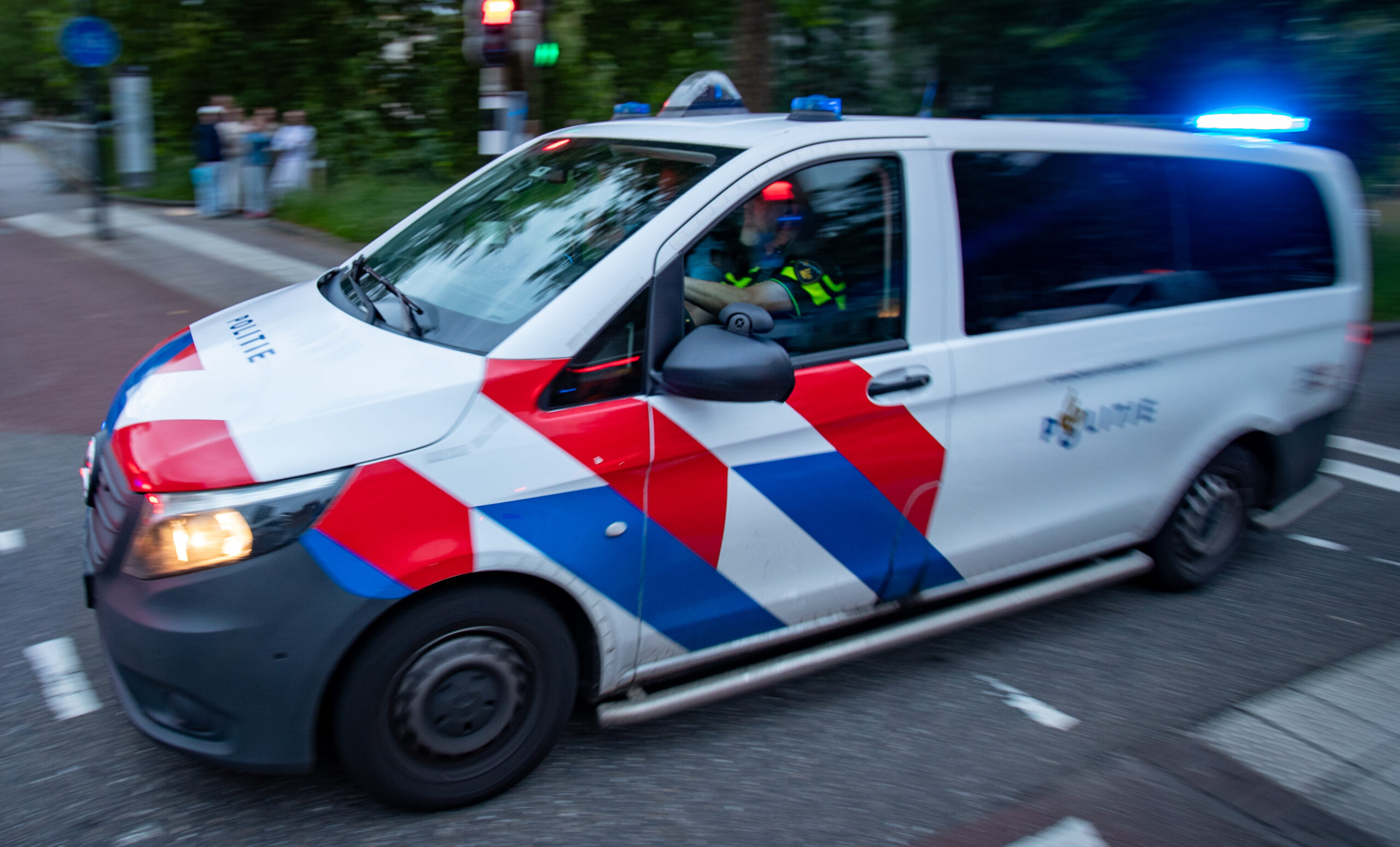 Dronken vrouw rijdt in op Rotterdams terras, twee Zwollenaren aangehouden voor vernieling