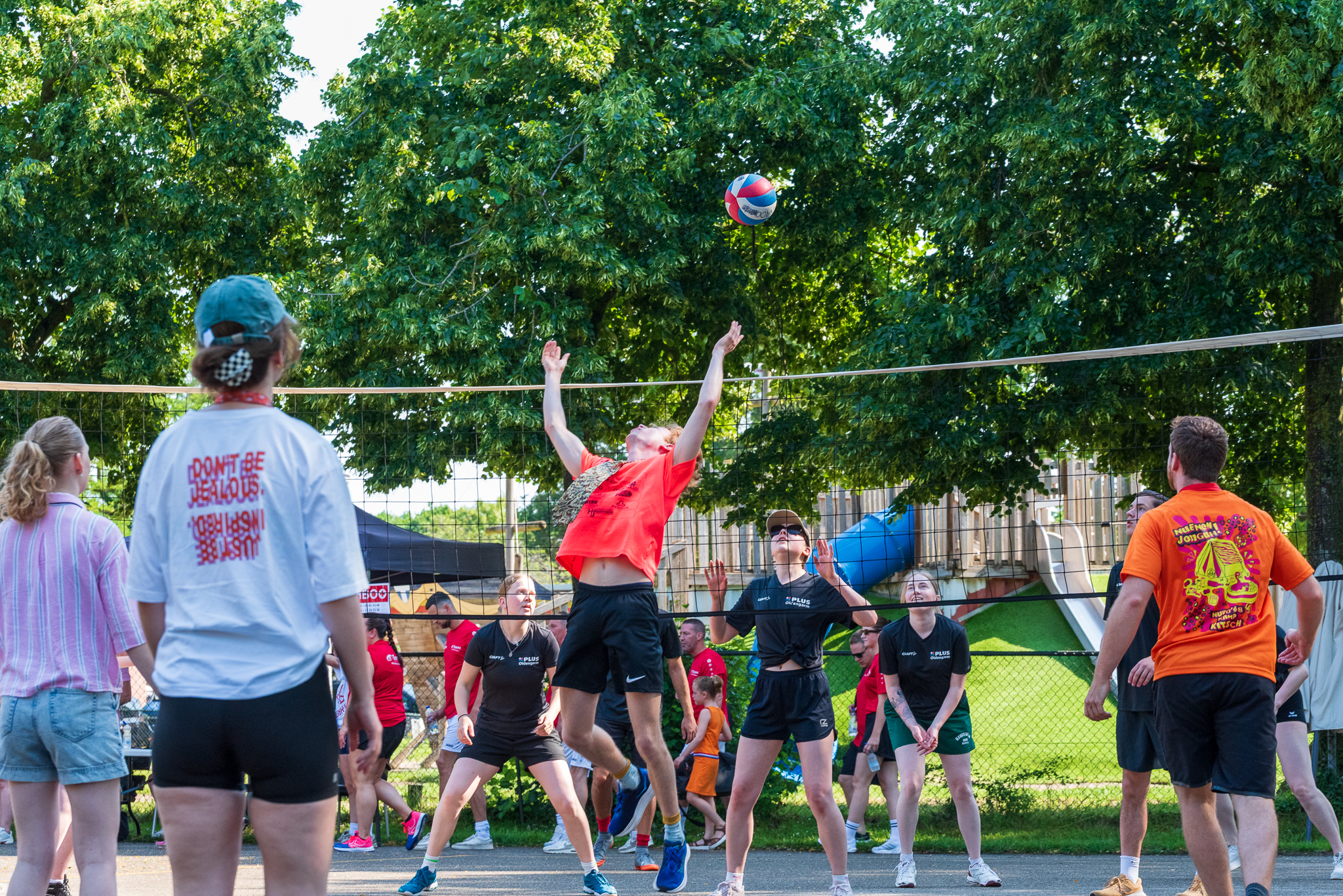 Stratenvolleybal keert bij tropische temperaturen terug in Zeeheldenbuurt