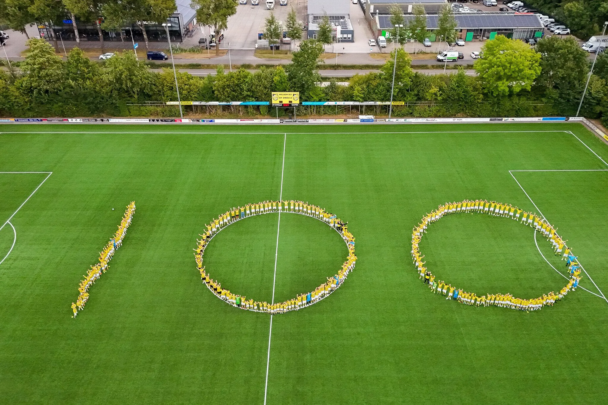 Bram van Polen weer op Zwolse grasmat tijdens jubileumwedstrijd SV Zwolle