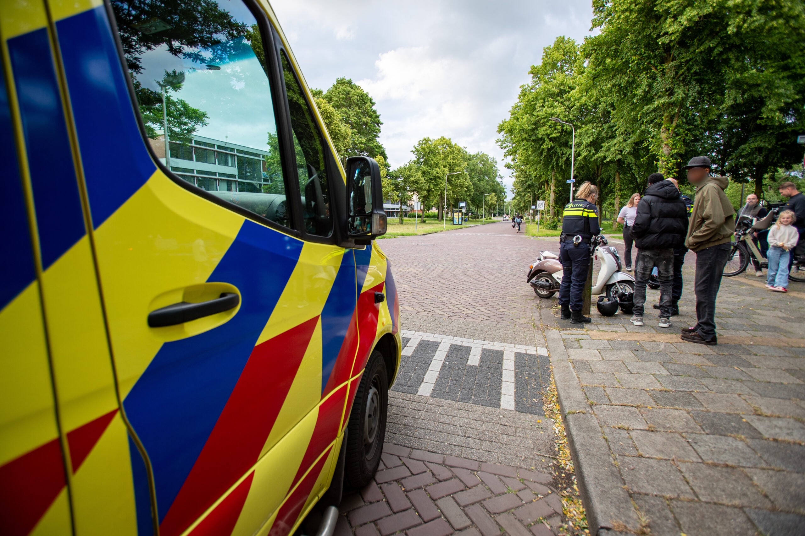 Lichte schade na aanrijding tussen auto en scooter in Holtenbroek