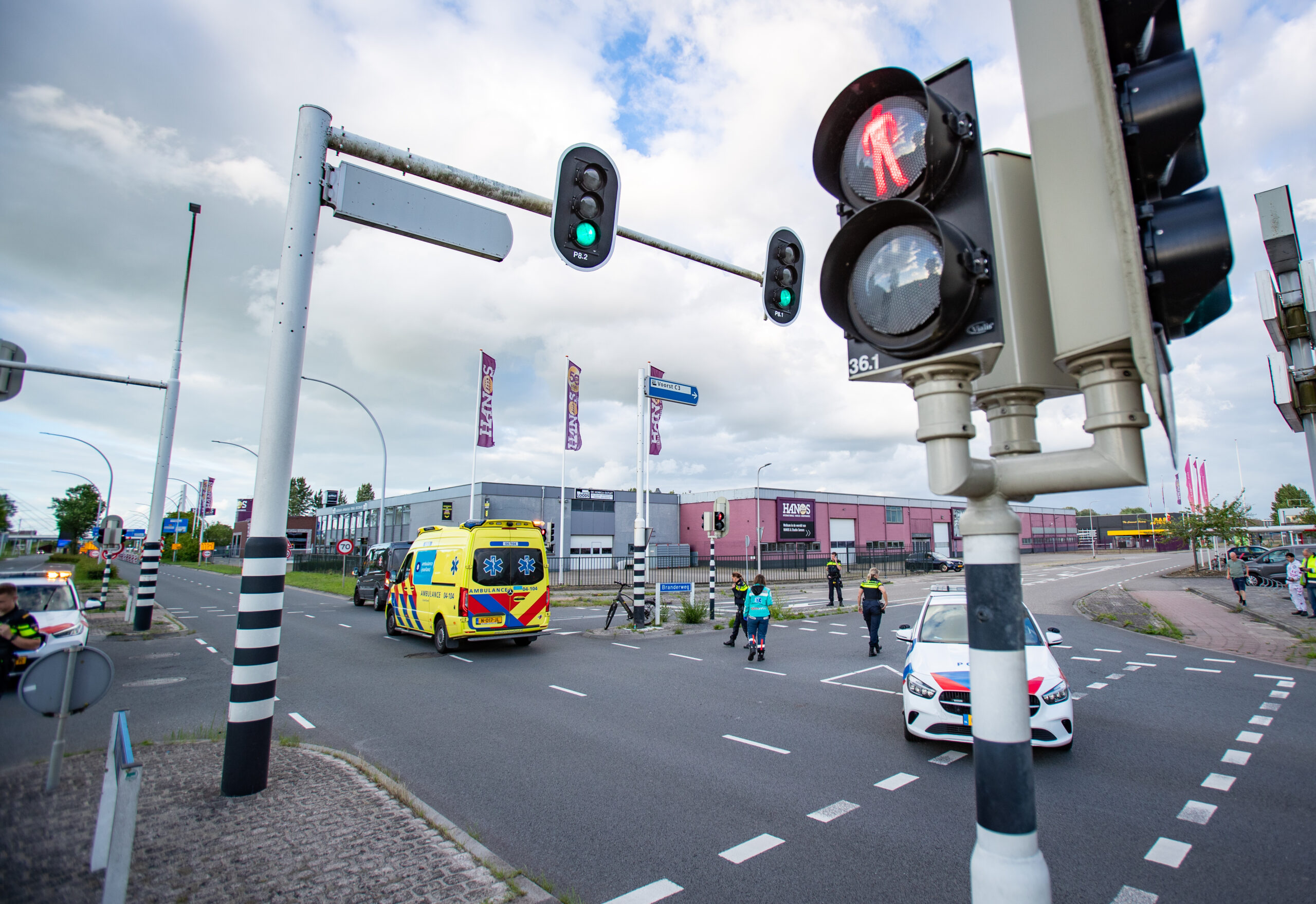 Fietser lichtgewond na aanrijding met bestelbus op Westenholterallee