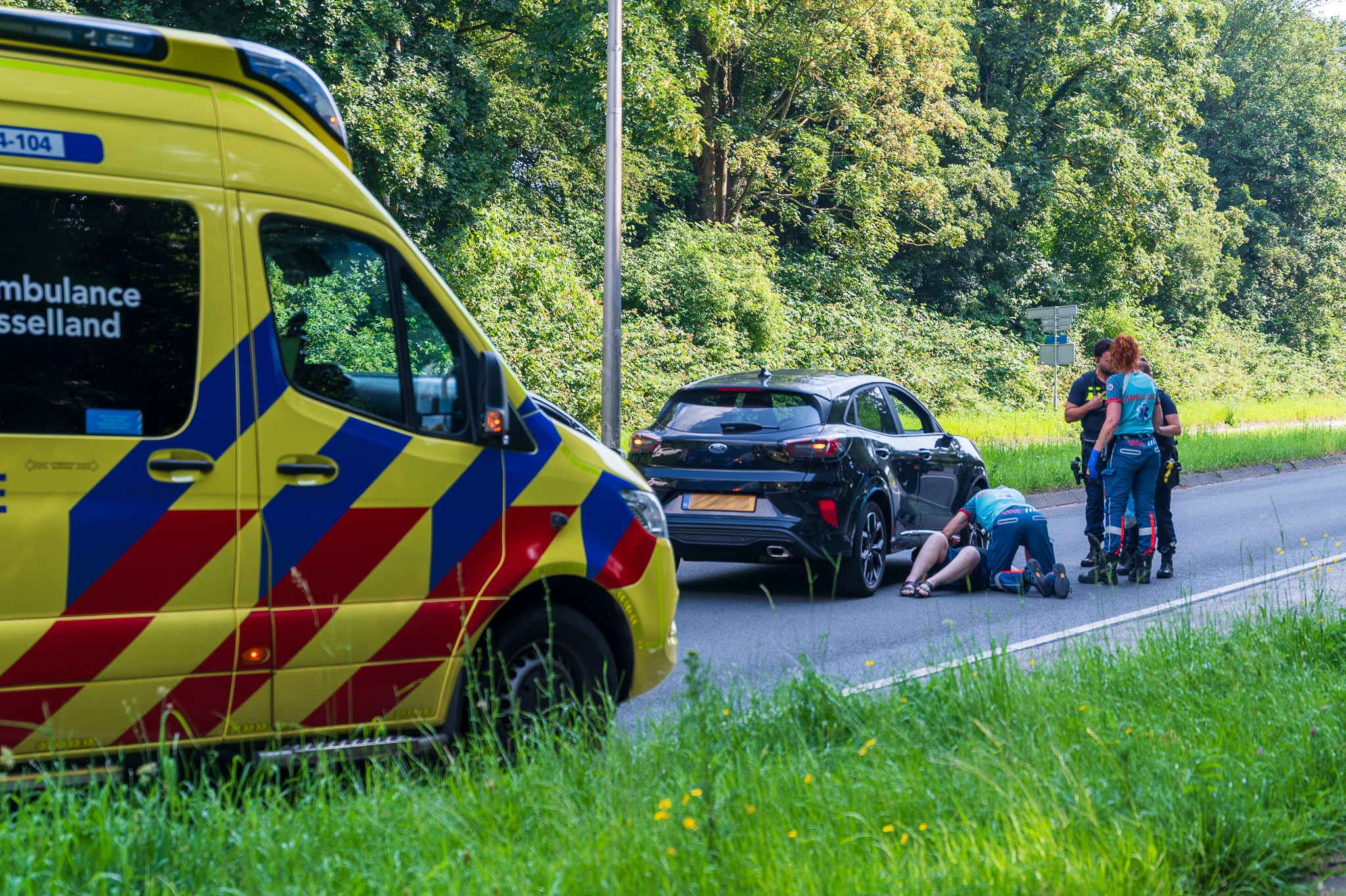Verwarde vrouw stapt voor auto en raakt gewond in Zwolle-Zuid