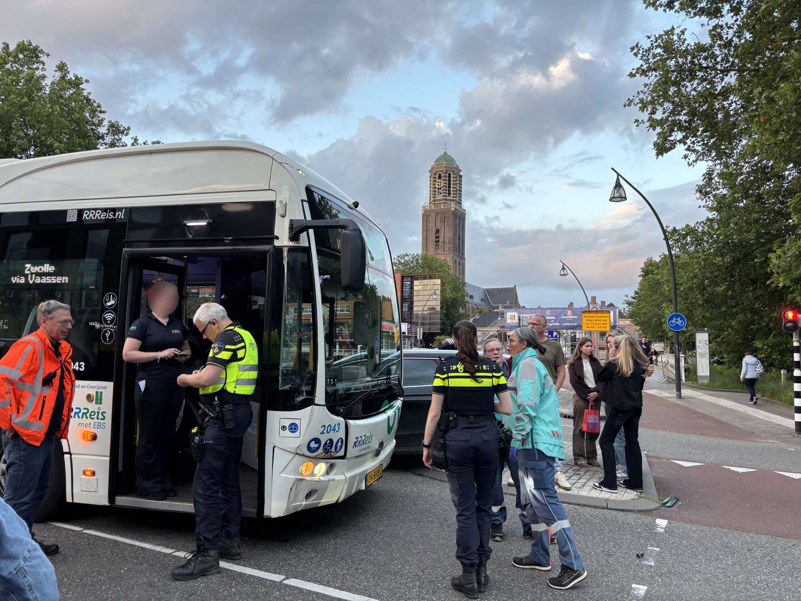 Auto en streekbus botsen op busbaan Pannekoekendijk