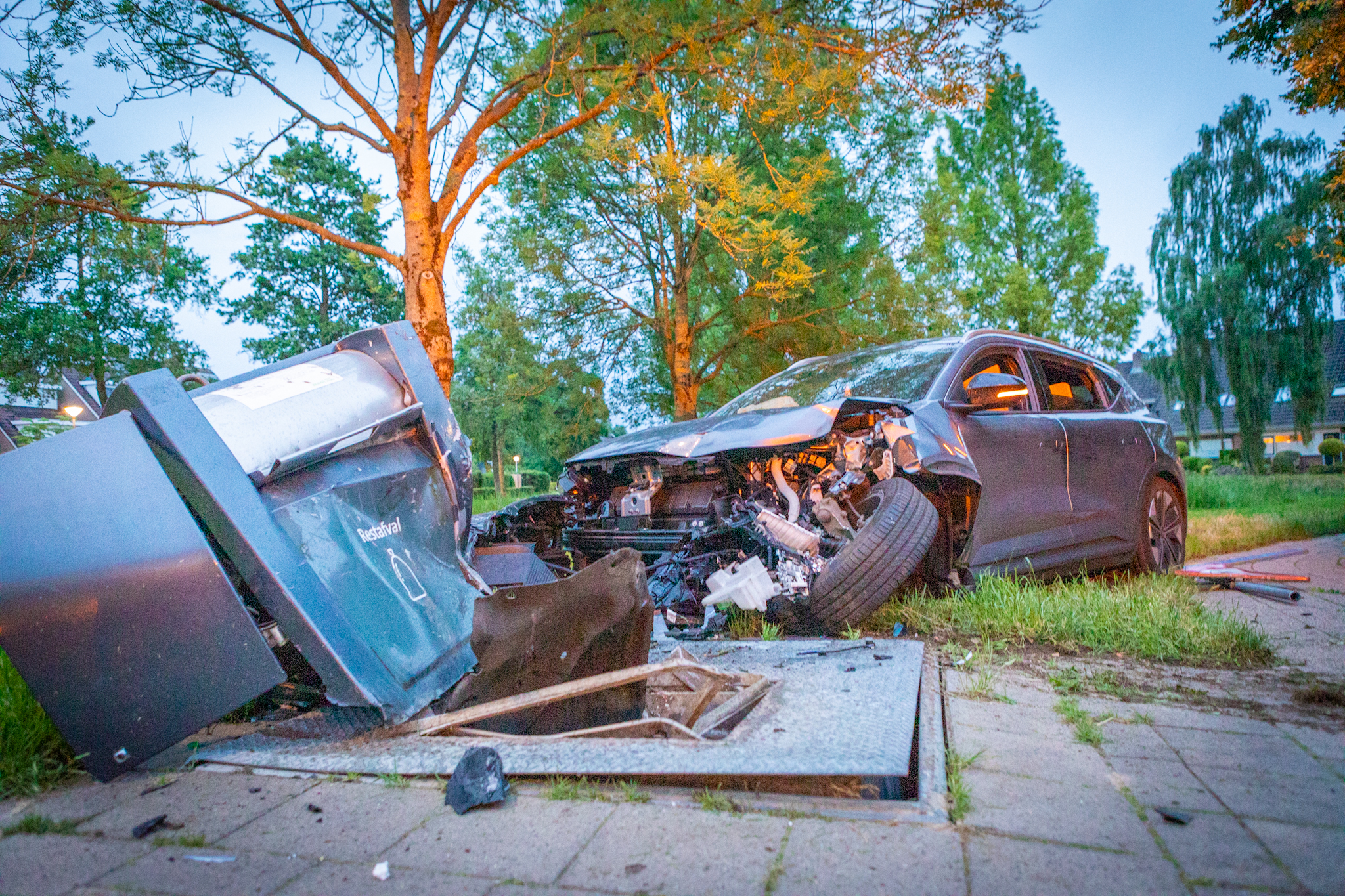 Automobilist (19) ramt verkeersbord en afvalcontainer in Zwolle-Zuid