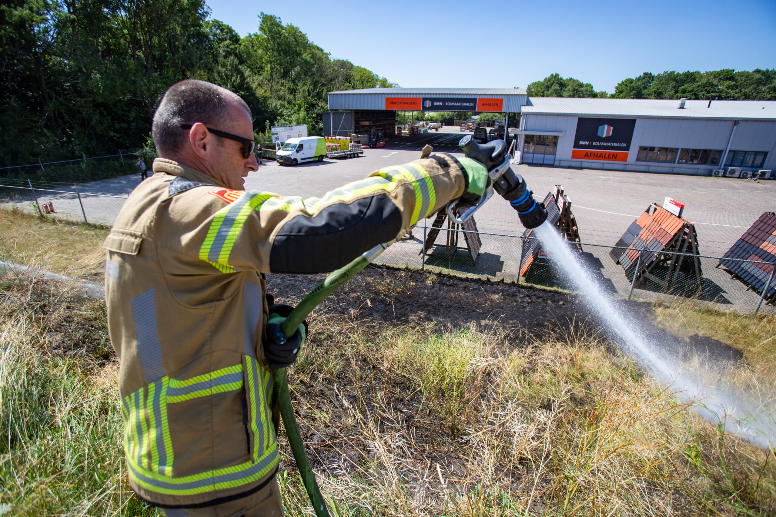 Berm langs fietspad Boeierweg vliegt in brand