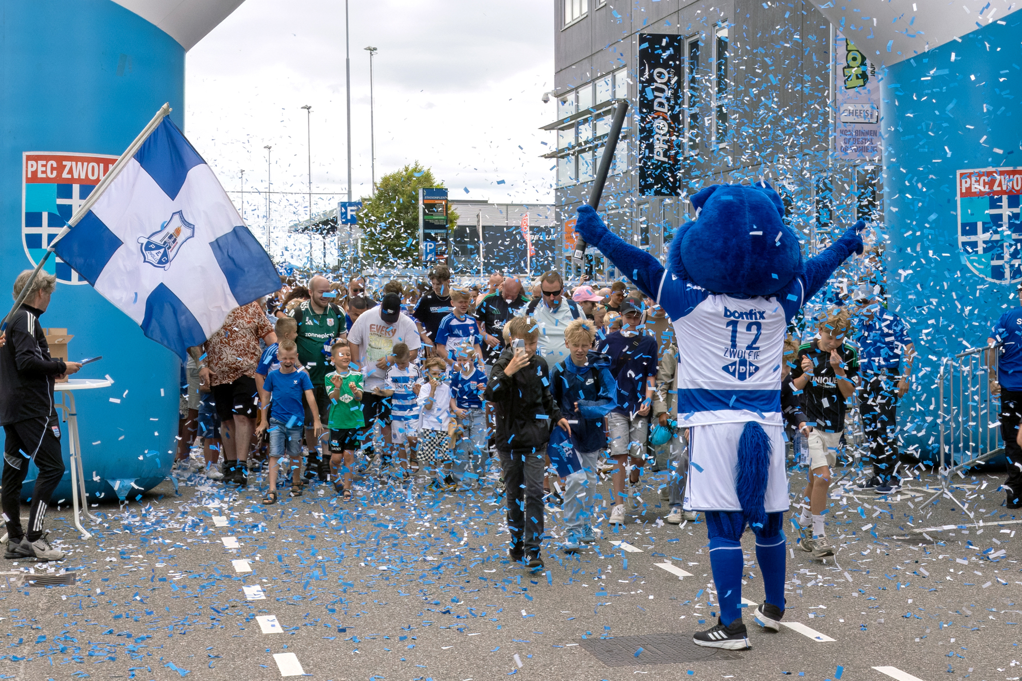 Duizenden supporters kleuren Stadionplein blauw-wit tijdens open dag PEC Zwolle