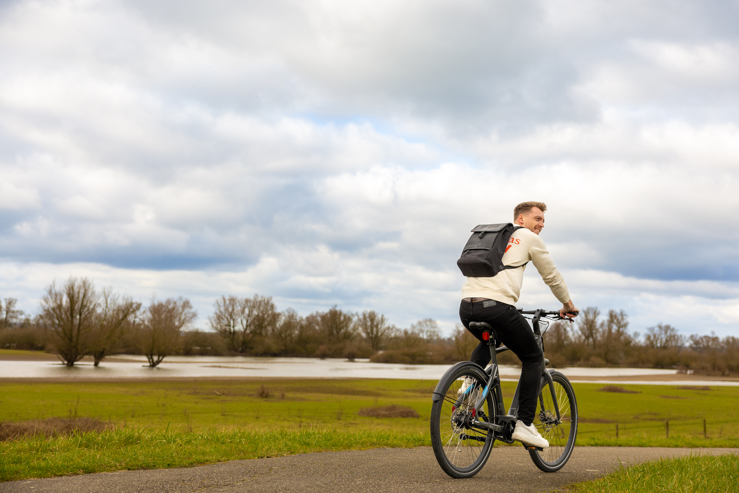 Stormloop op korting voor elektrische fiets door afsluiting weg tussen Zwolle en Kampen