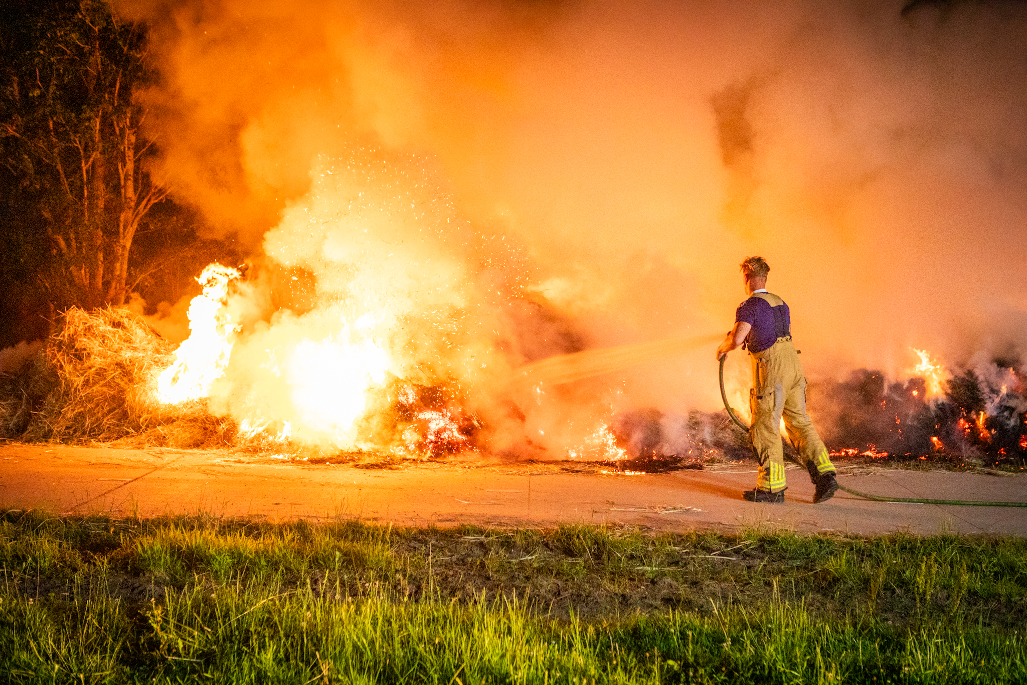 Brandweer uren bezig met brand in hoop maaiafval bij Milligerplas