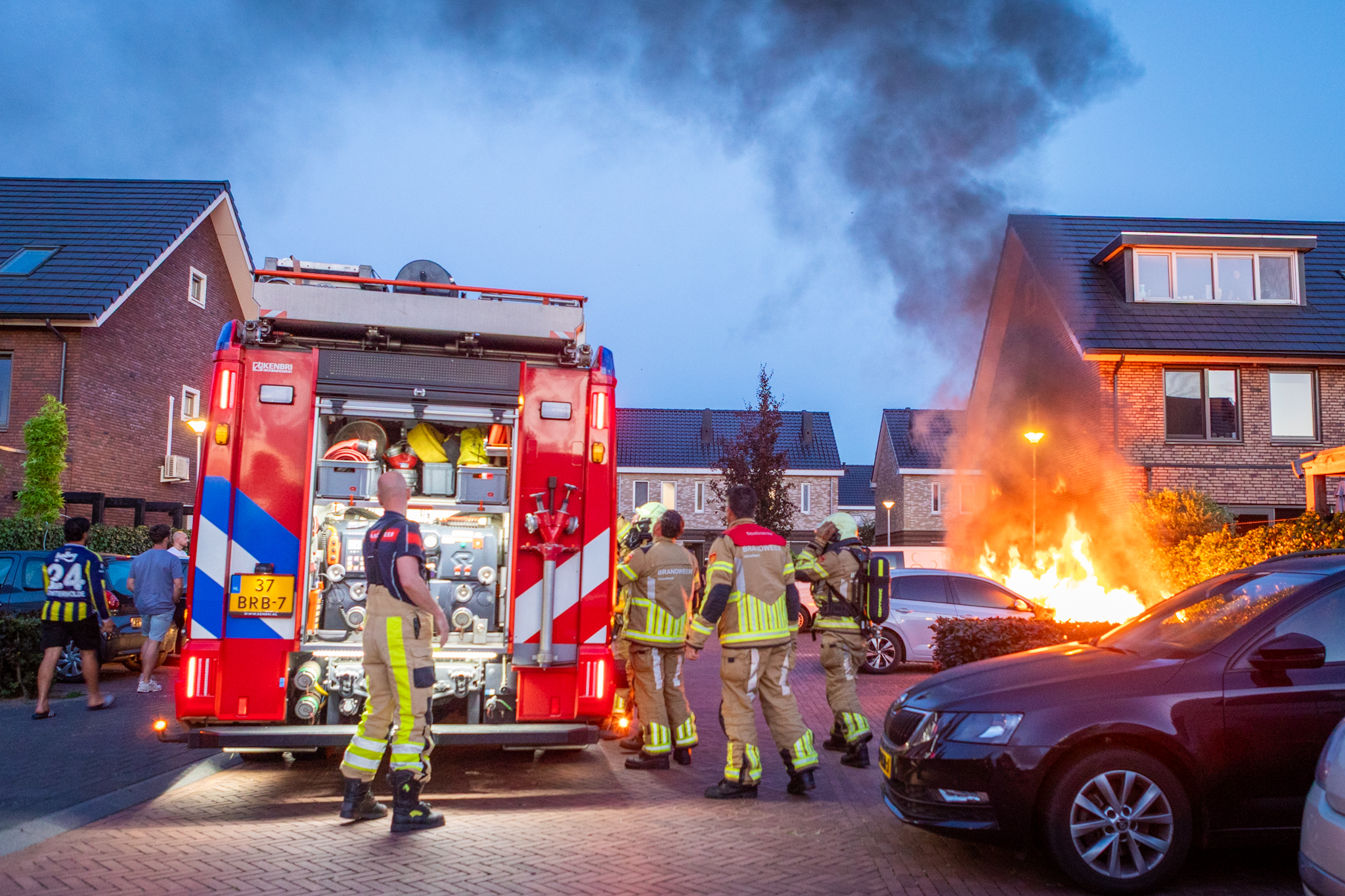Auto brandt aan voorzijde uit in Stadshagen