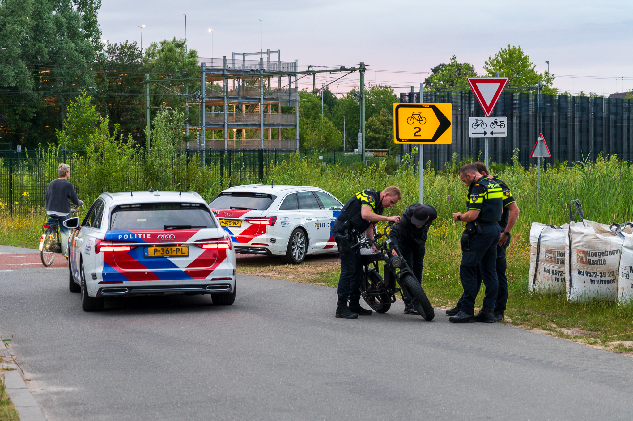 Jongen op opgevoerde fatbike scheurt langs politiebureau en mag lopend naar huis