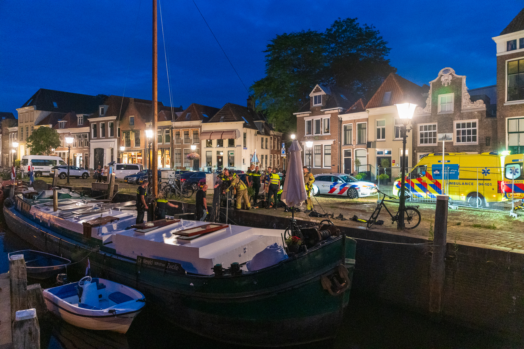 Verwarde vrouw springt in stadsgracht, agent redt haar uit water