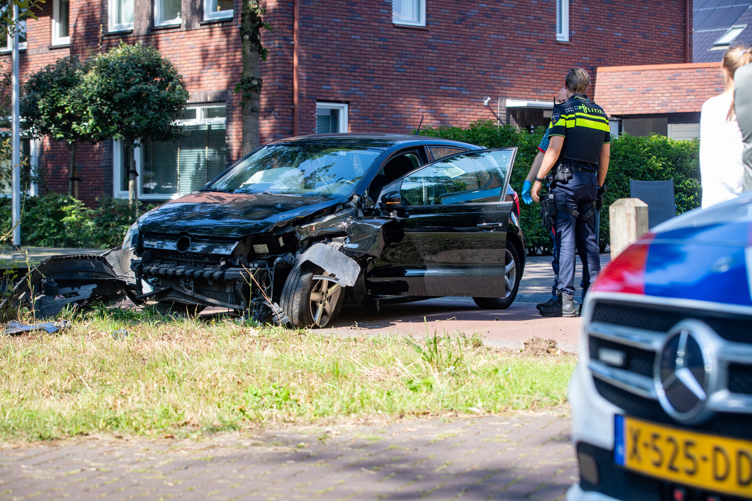 Automobiliste botst tegen boom in Veerallee