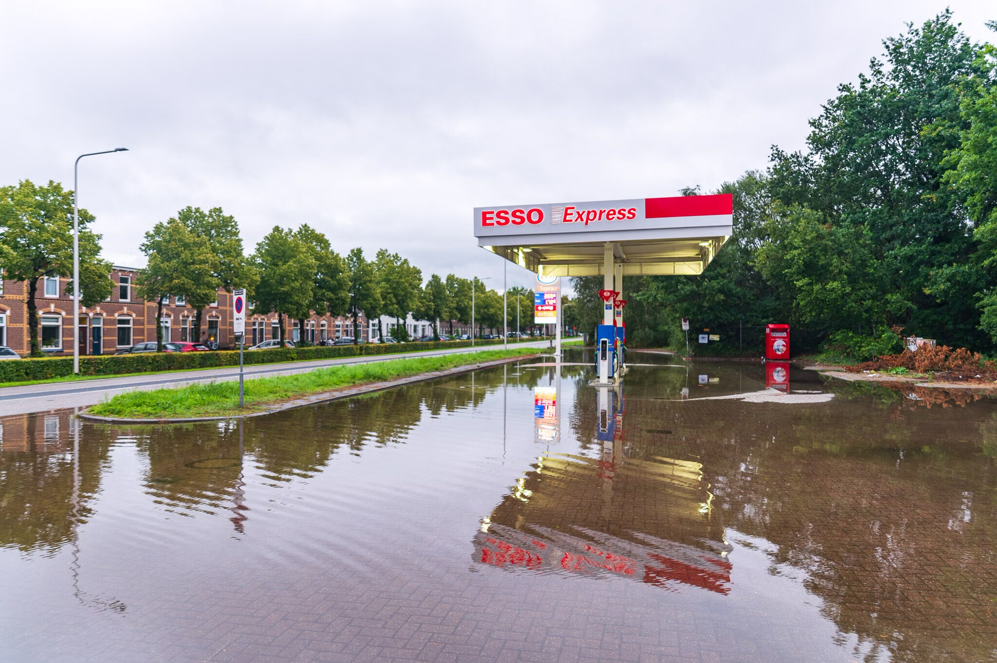 Opnieuw staat Assendorp blank en begint plastic fietspad te drijven
