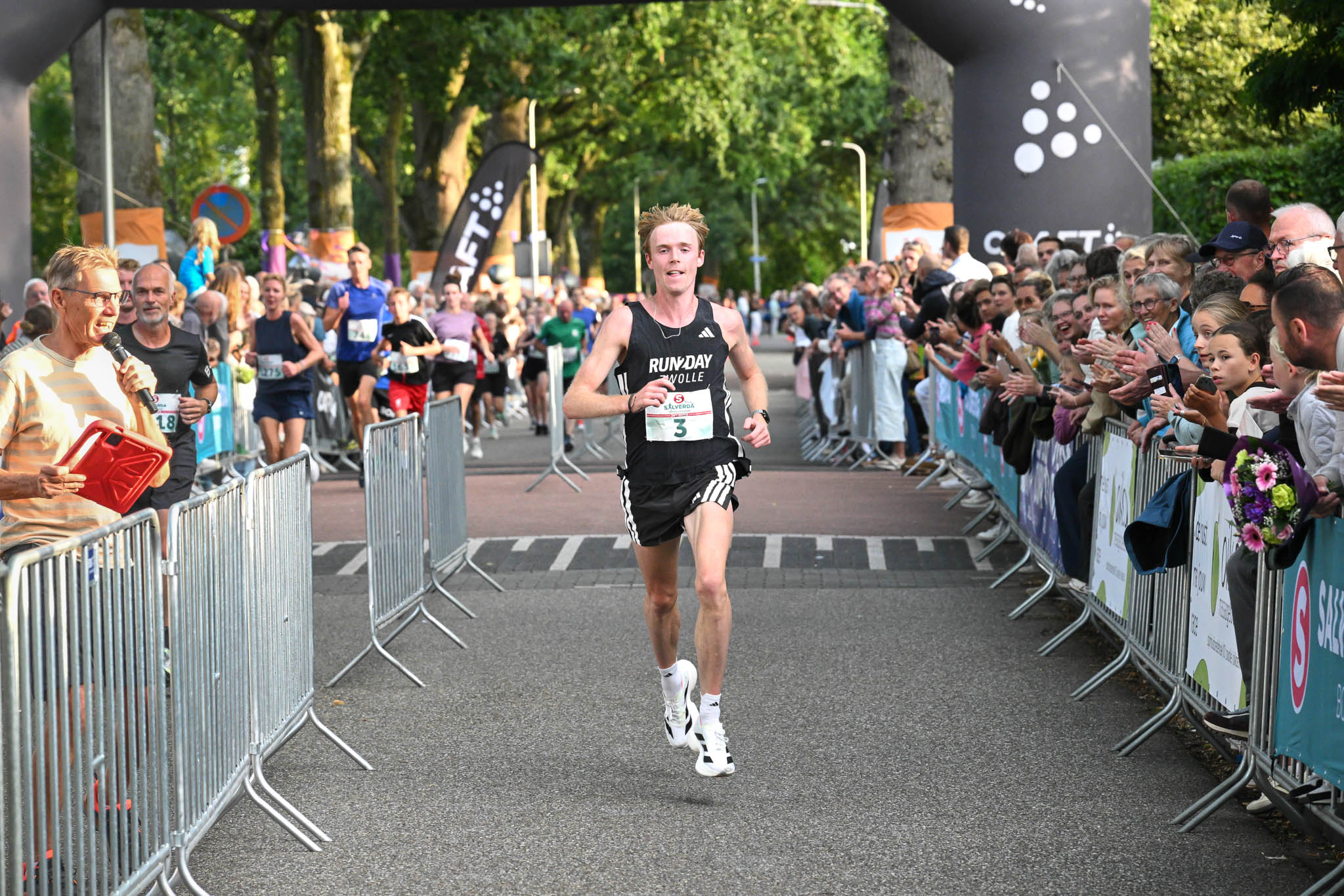 Luca Poppe duikt onder half uur tijdens Berkumloop