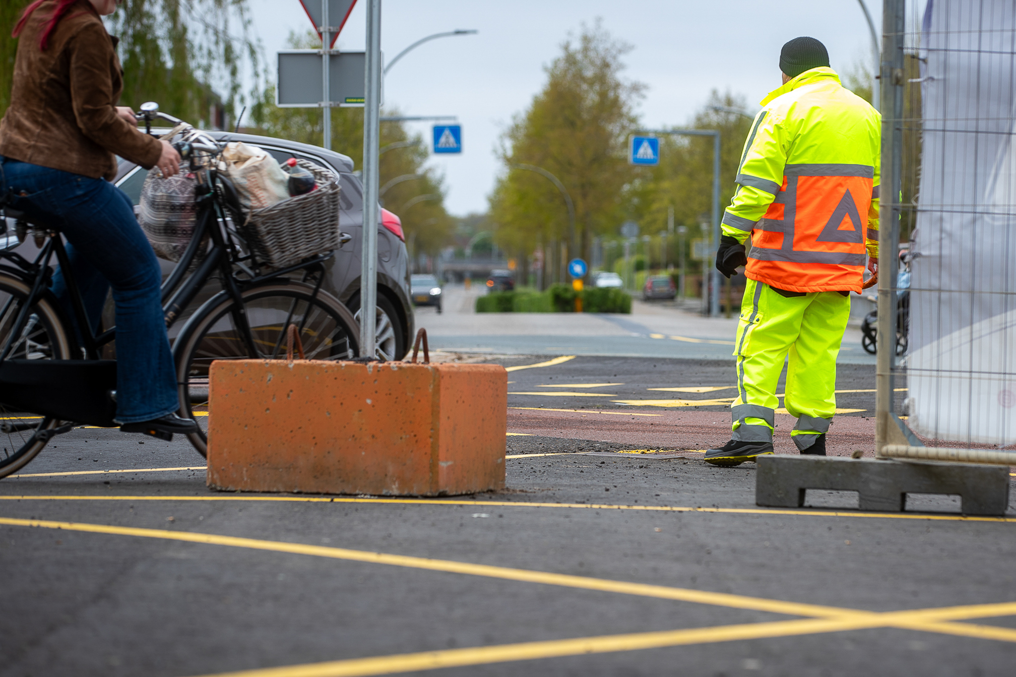 Blinde vrouw aangereden door fietser bij winkelcentrum Stadshagen