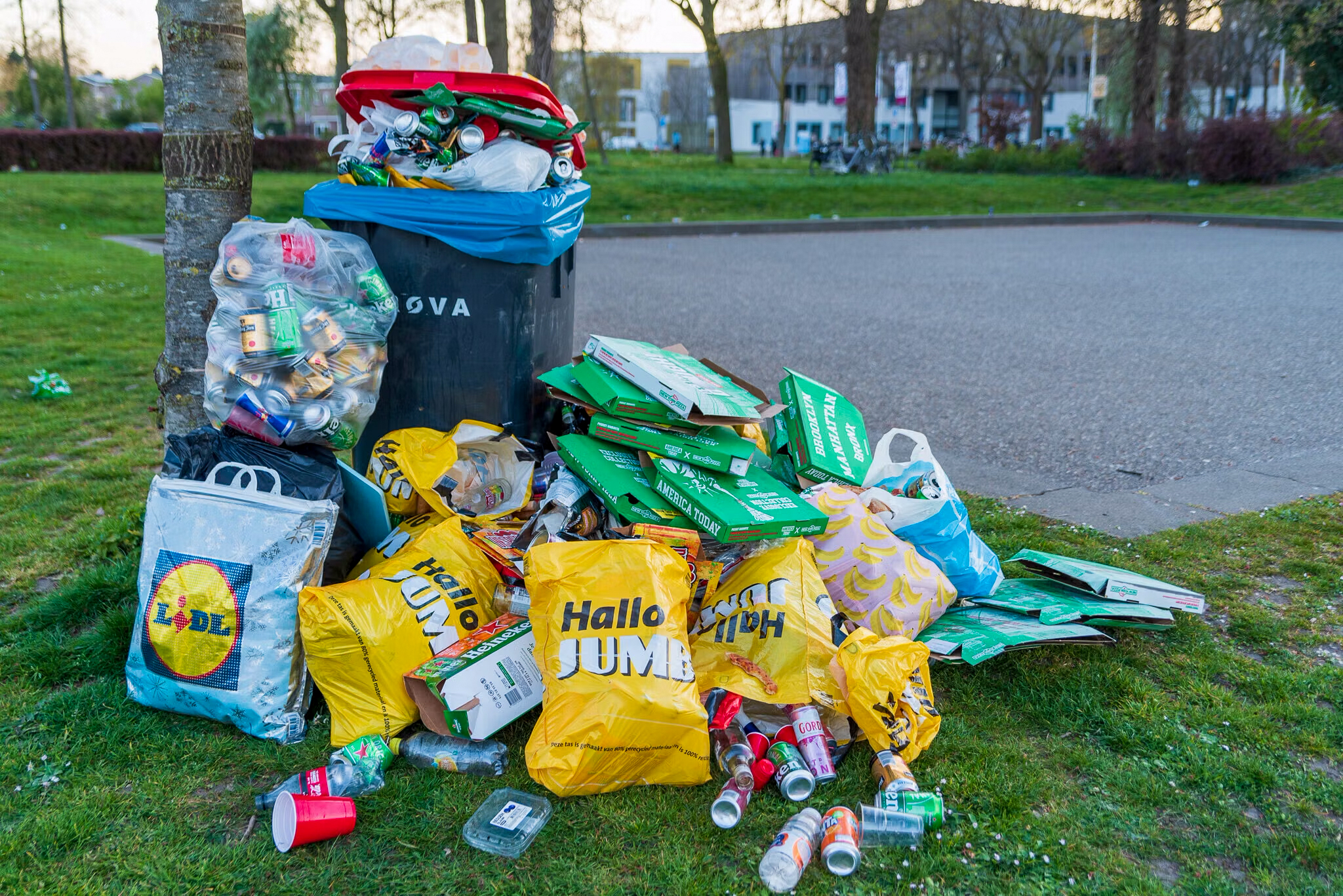 Tonnen minder vergoeding voor pmd: Zwolle doet openbare containers op slot