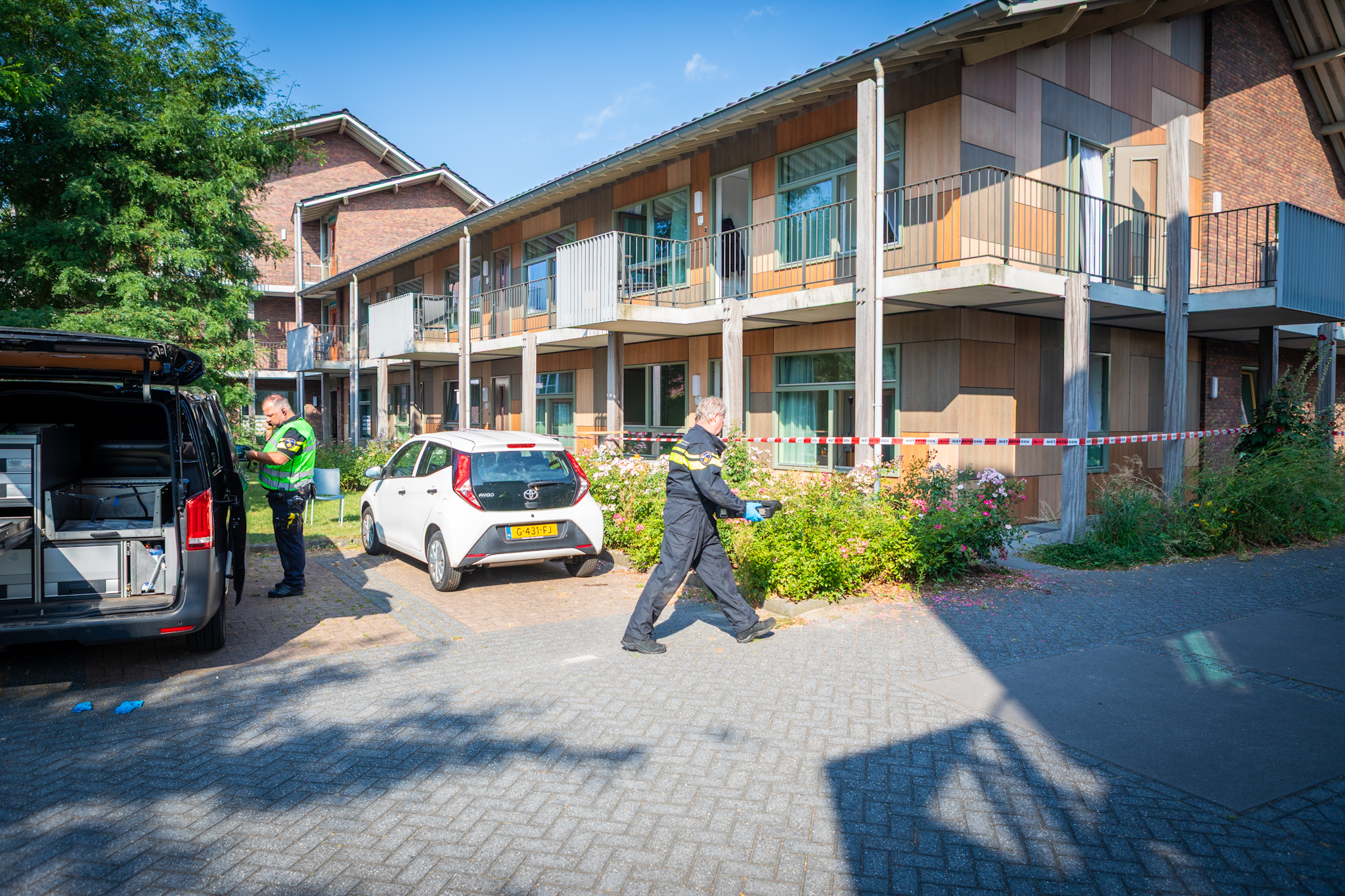 Bewoner ernstig gewond bij brand in GGZ-woning; politie zet explosievenverkenner in