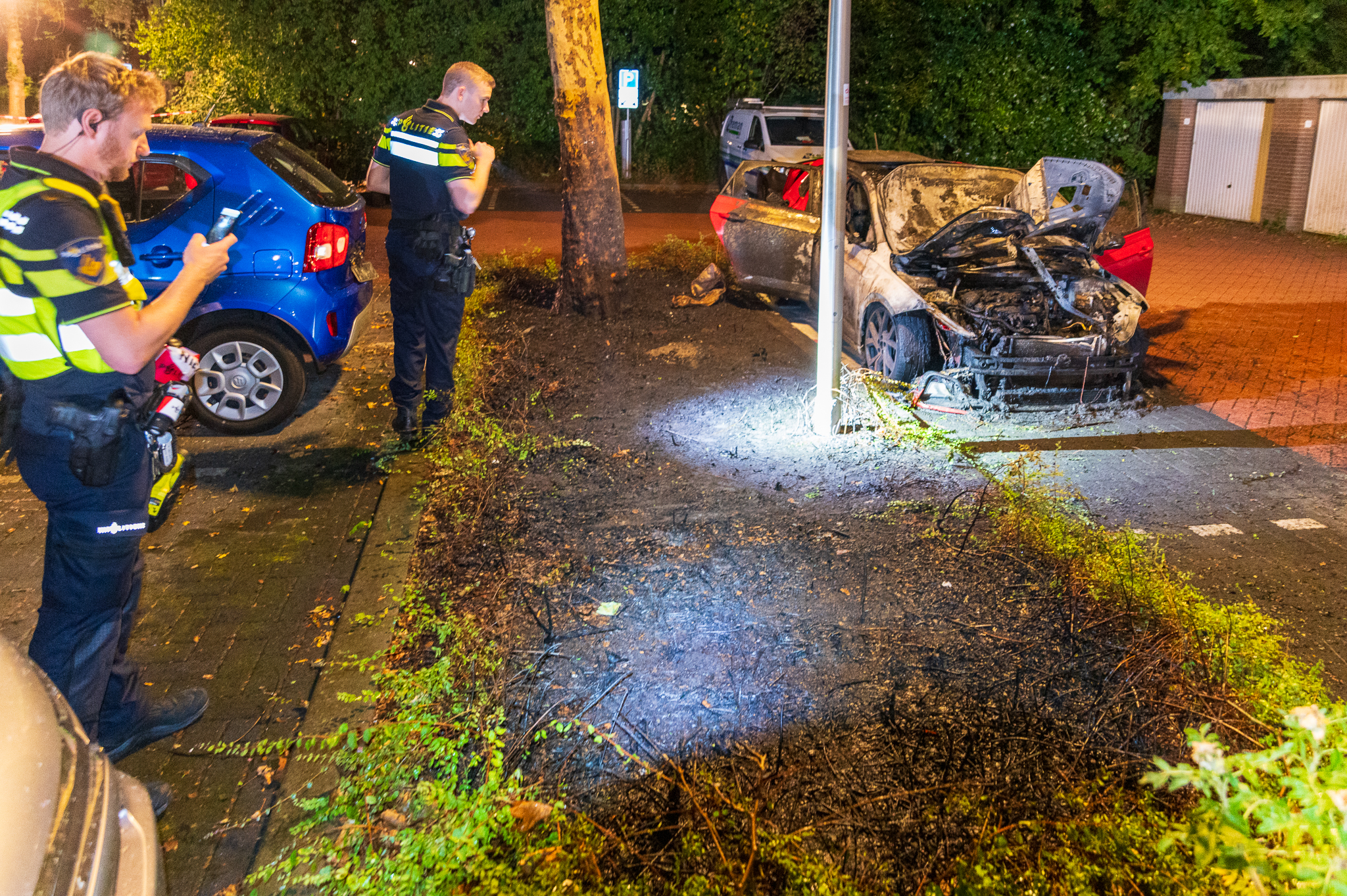 Auto gaat in vlammen op in Aa-landen, brandstichting niet uitgesloten