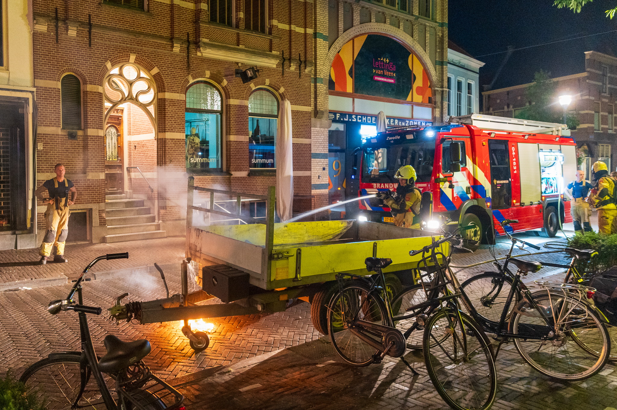 Klein brandje op aanhanger aan Oude Vismarkt